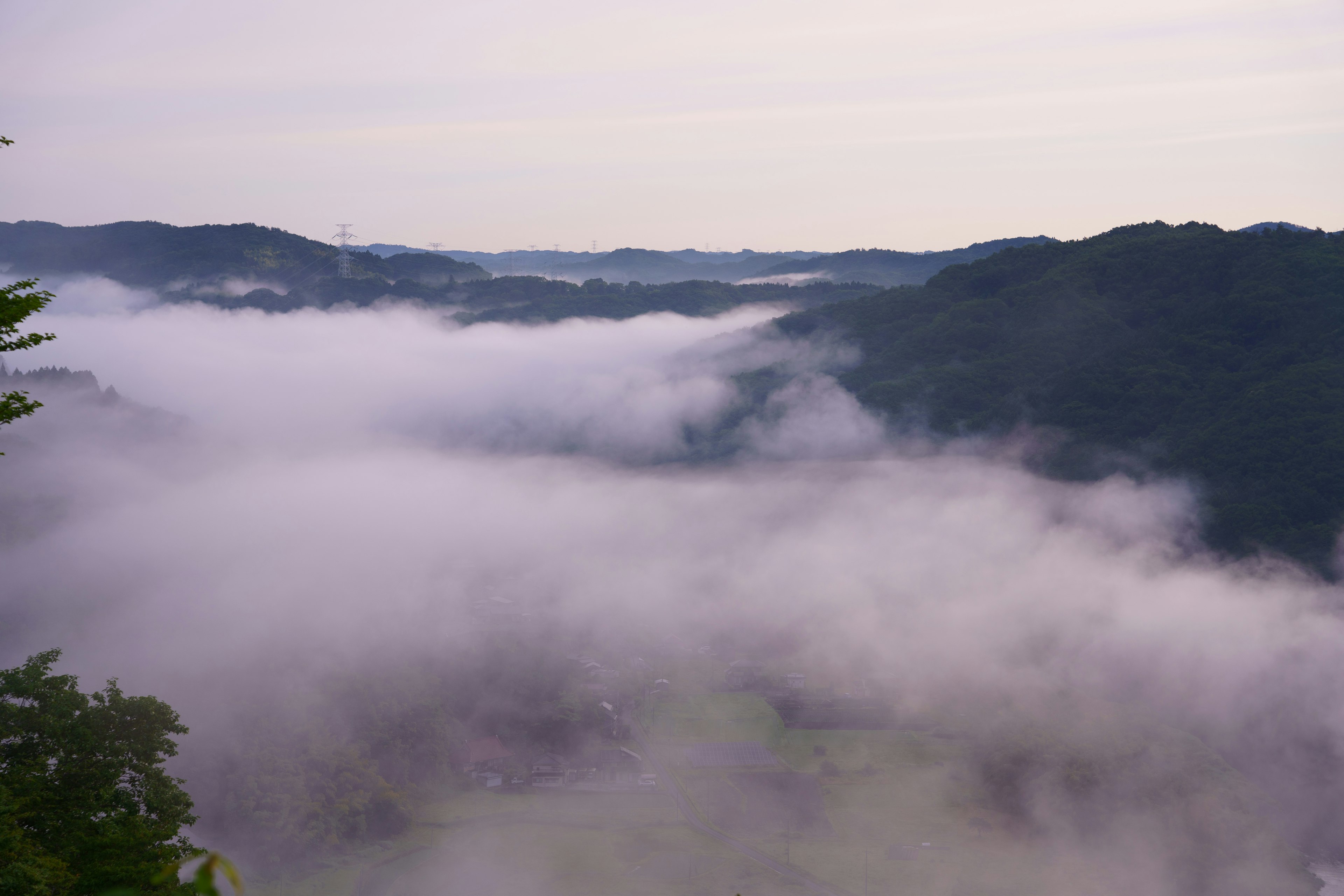 霧に包まれた山々の風景と静かな空