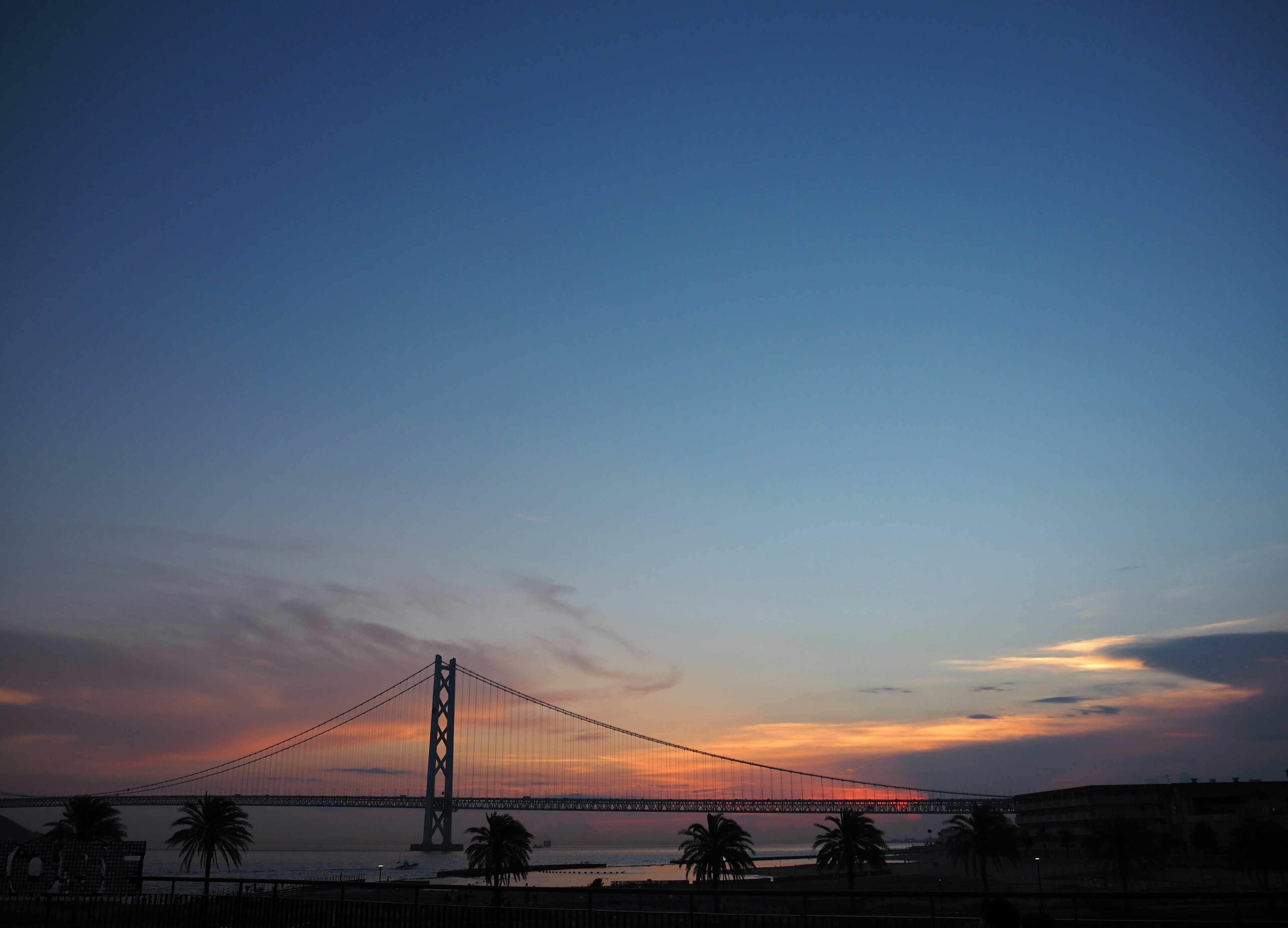 夕焼けの空に橋が見える風景