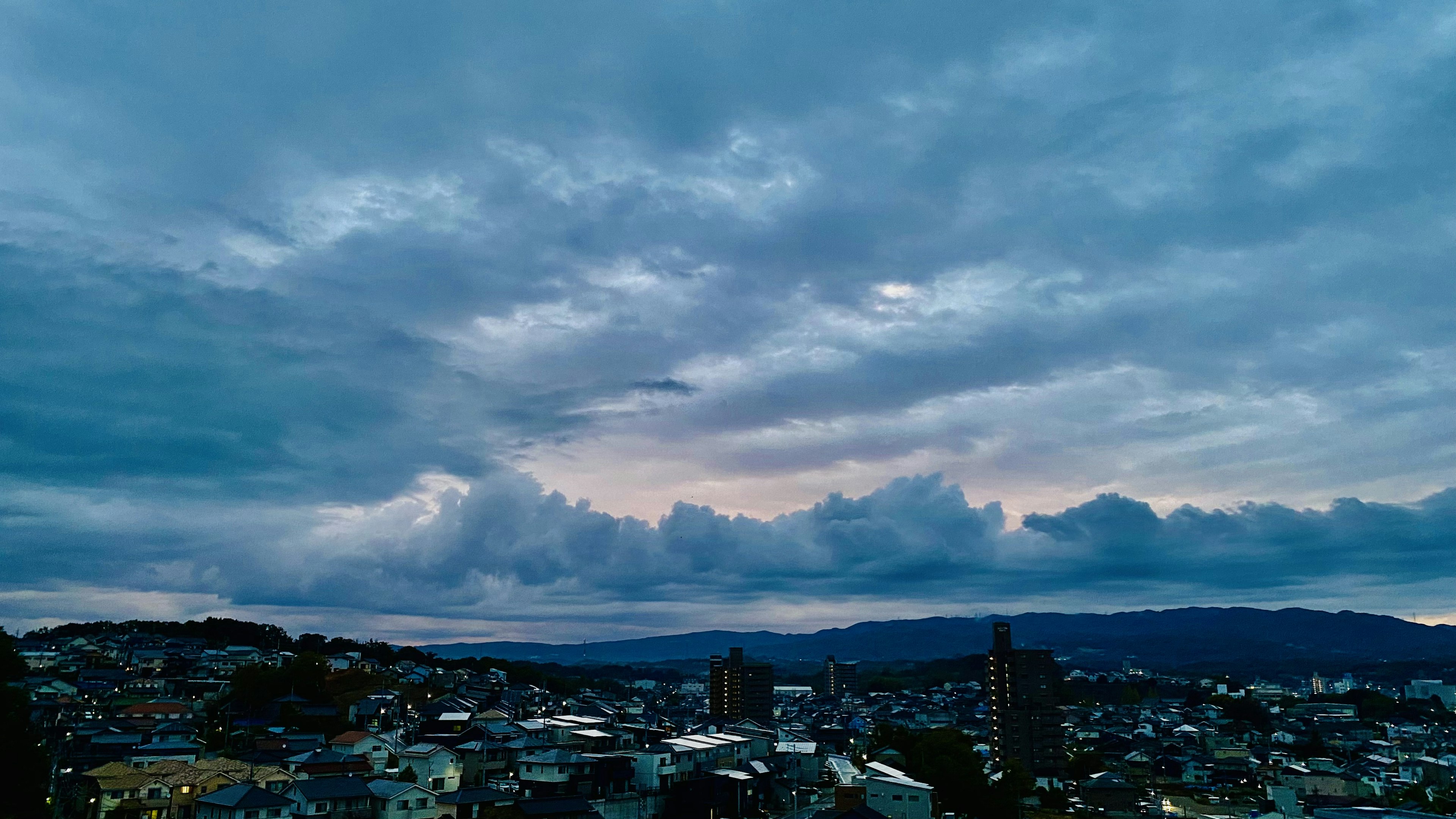 Panoramablick auf eine Stadt unter einem blauen Himmel mit Wolken