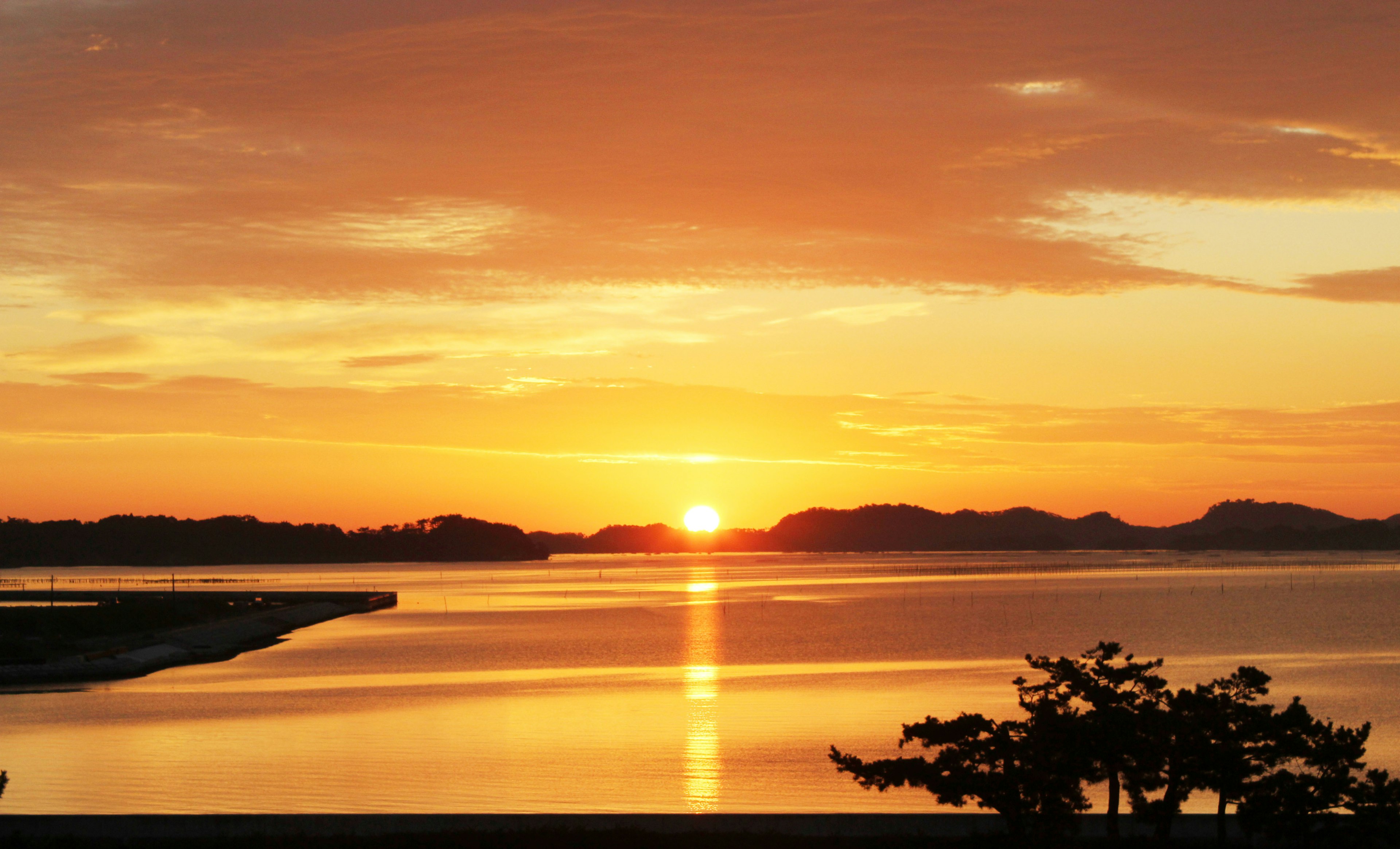 美しい夕日が海に沈む景色