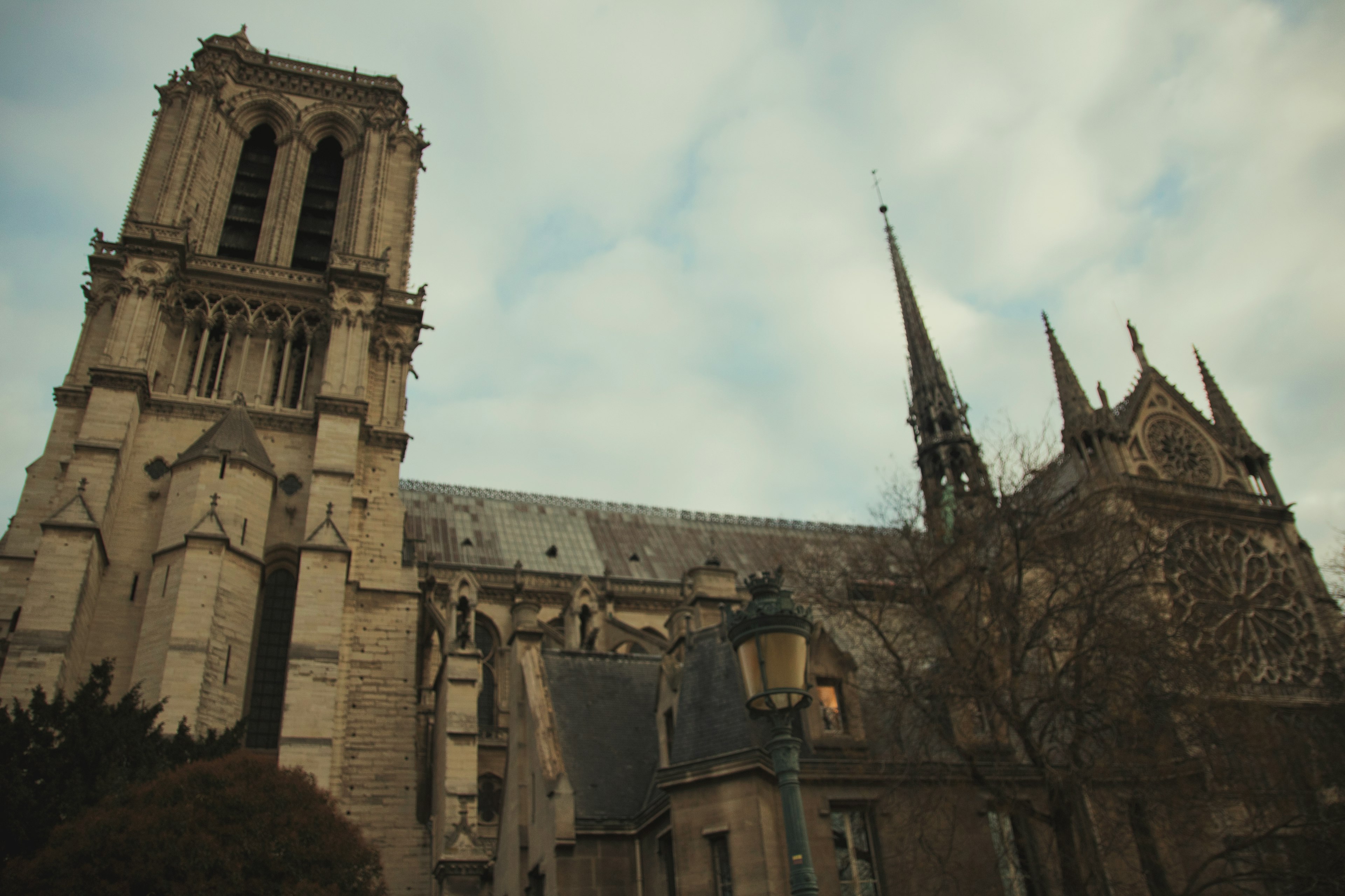 Historische Fassade der Kathedrale Notre-Dame mit gotischer Architektur