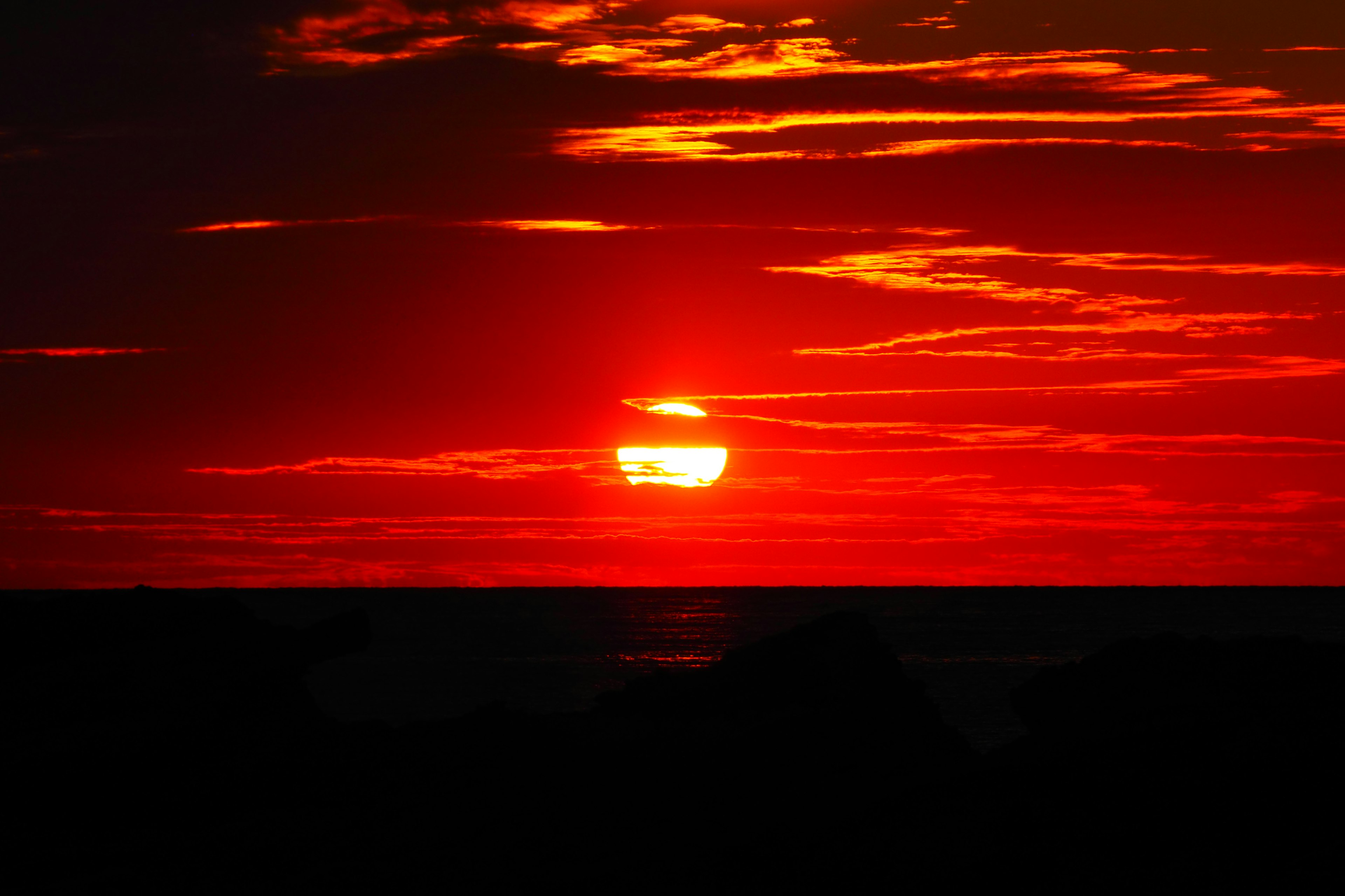 Tramonto rosso sull'oceano