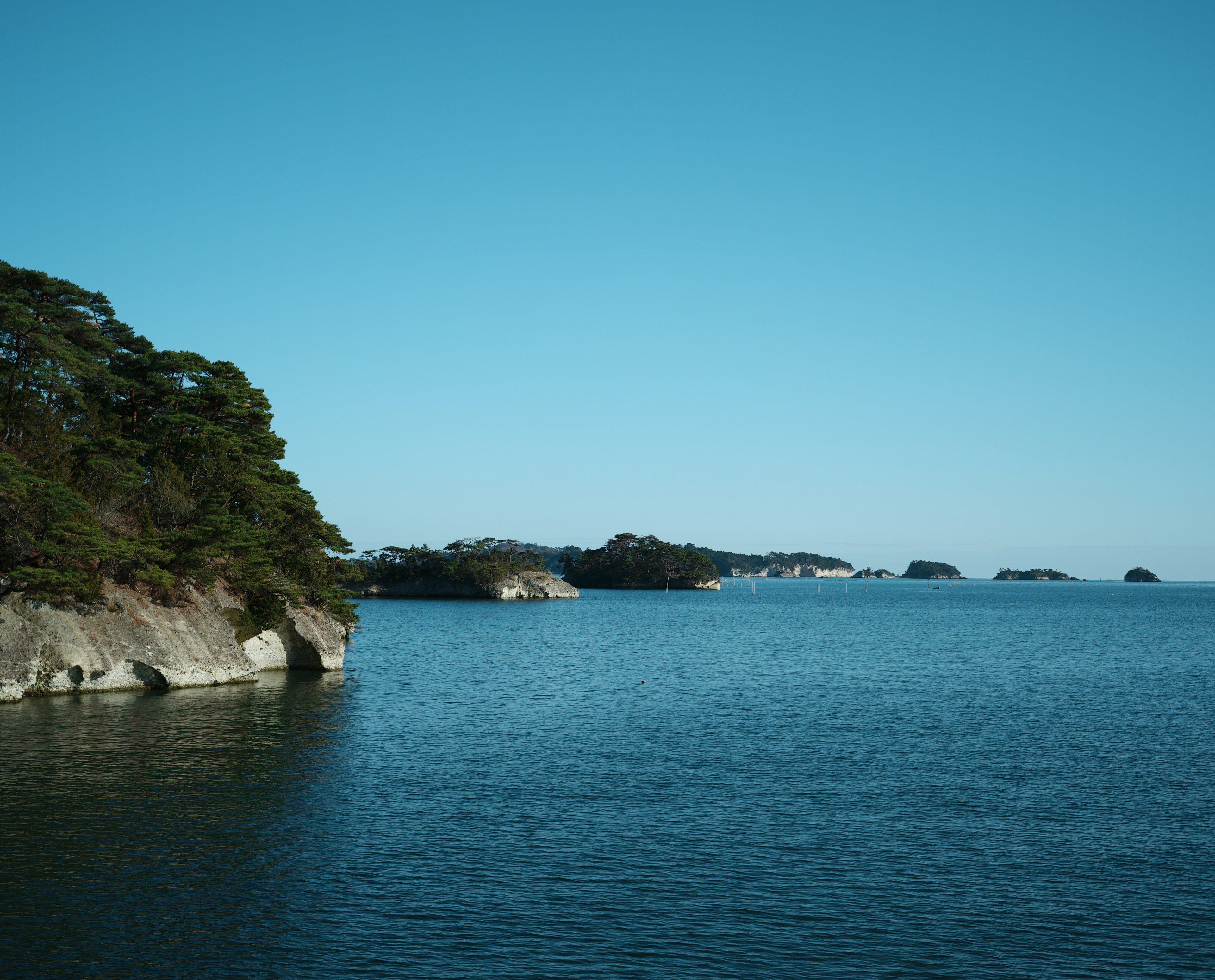 Mar azul tranquilo con pequeñas islas visibles a lo lejos