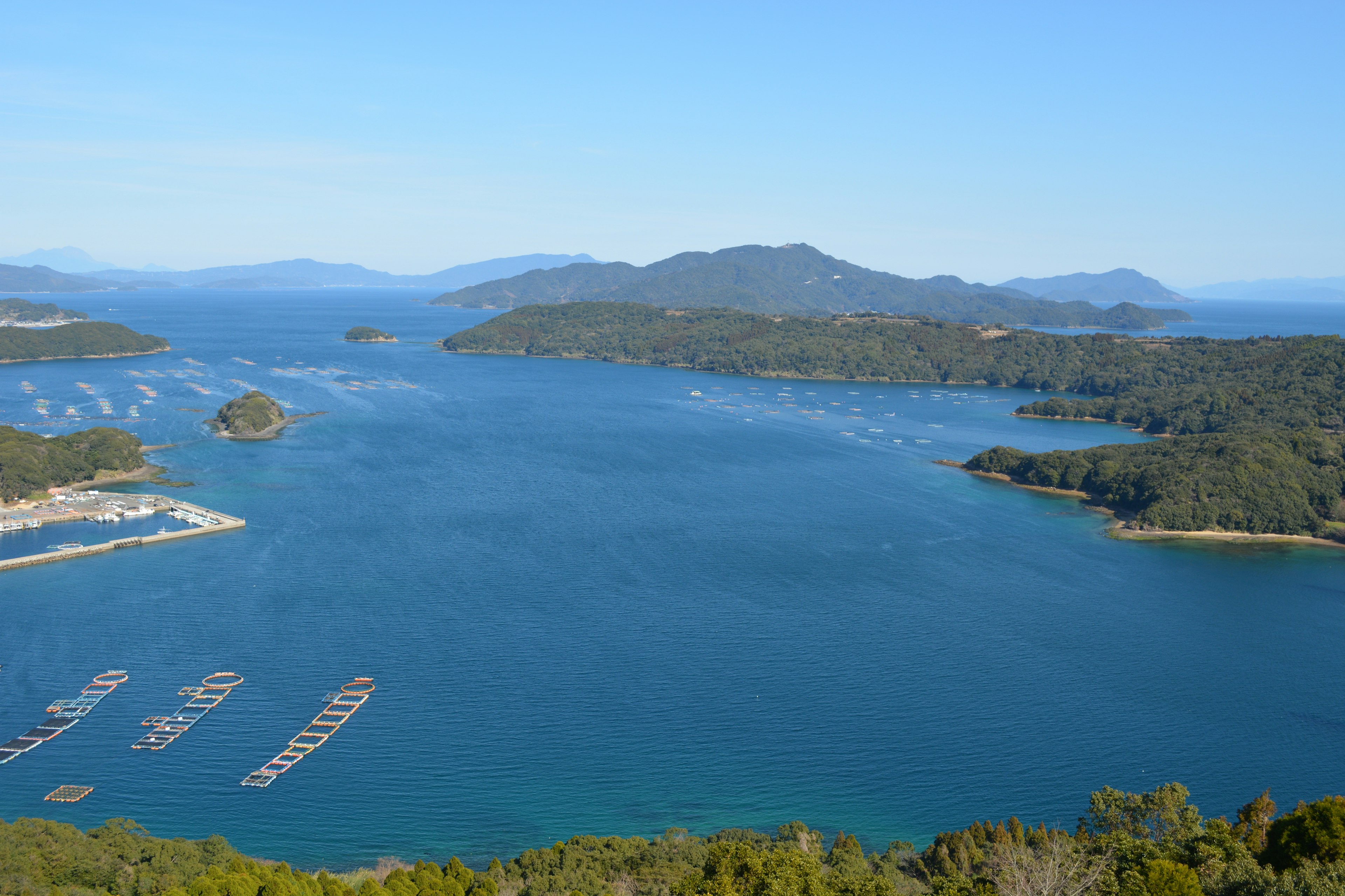 Una vista panorámica de hermosas aguas azules e islas