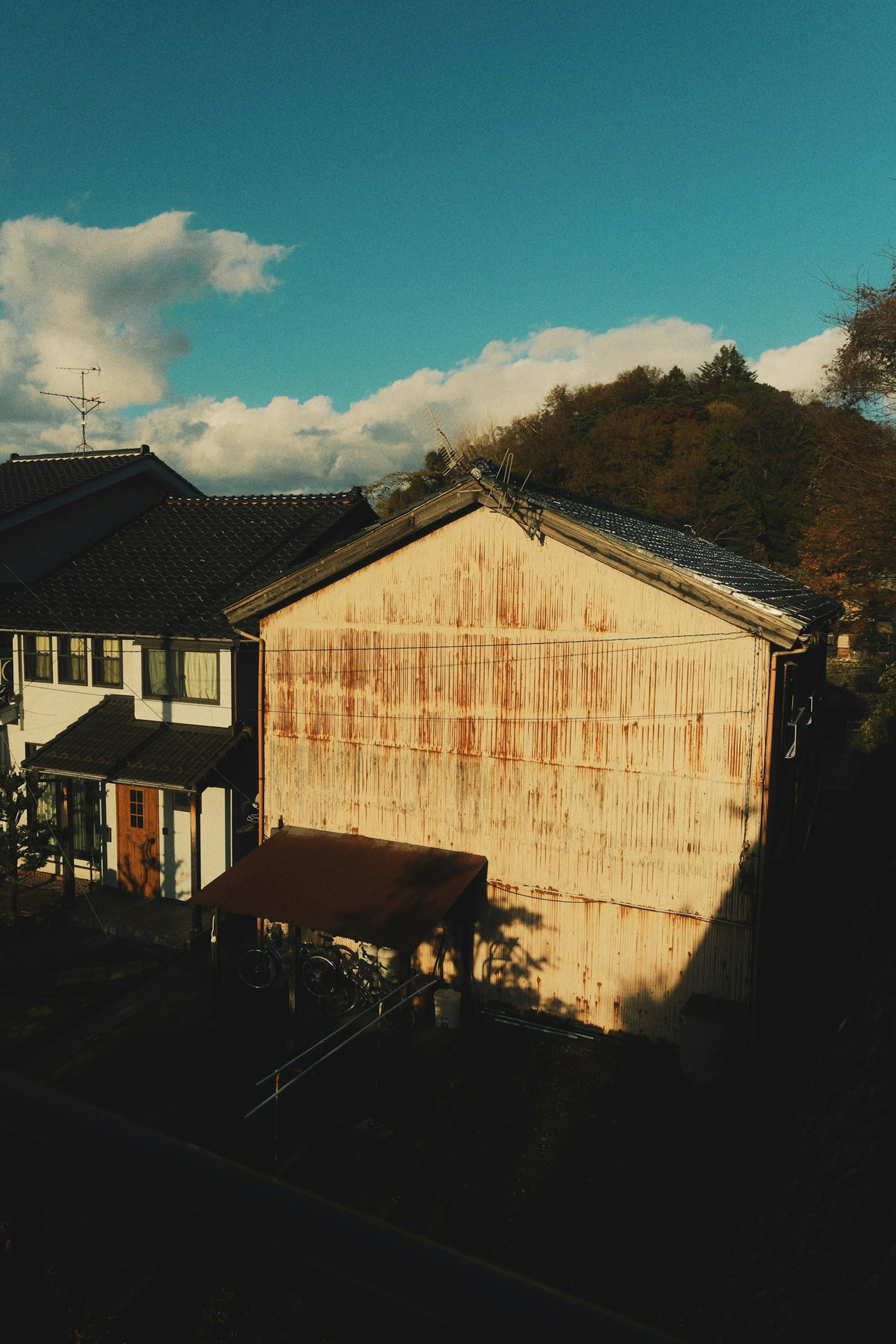 Eine malerische Ansicht eines alten Holzhauses vor einem klaren blauen Himmel