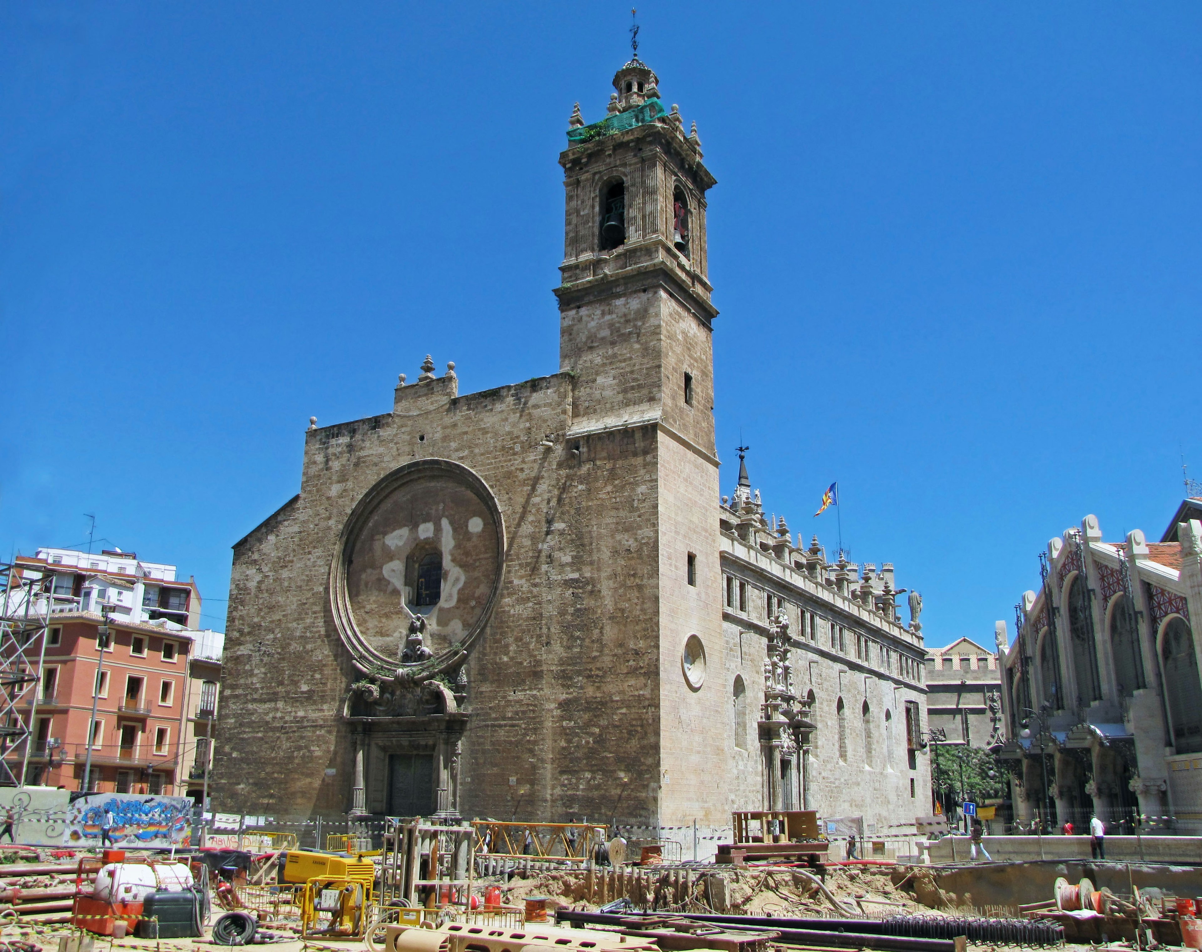 Edificio histórico con un campanario bajo un cielo azul claro