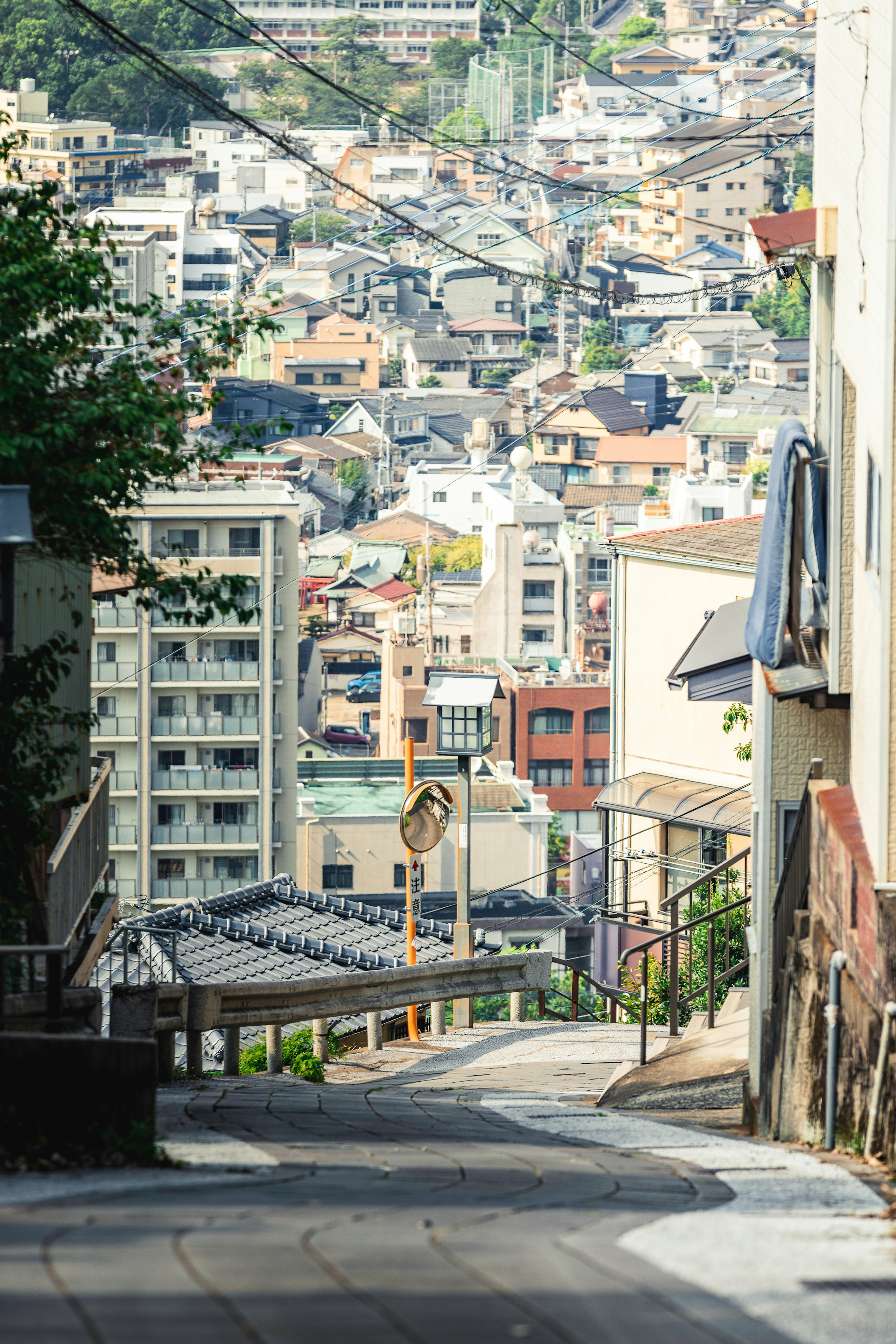 傾斜的街道和城市景觀