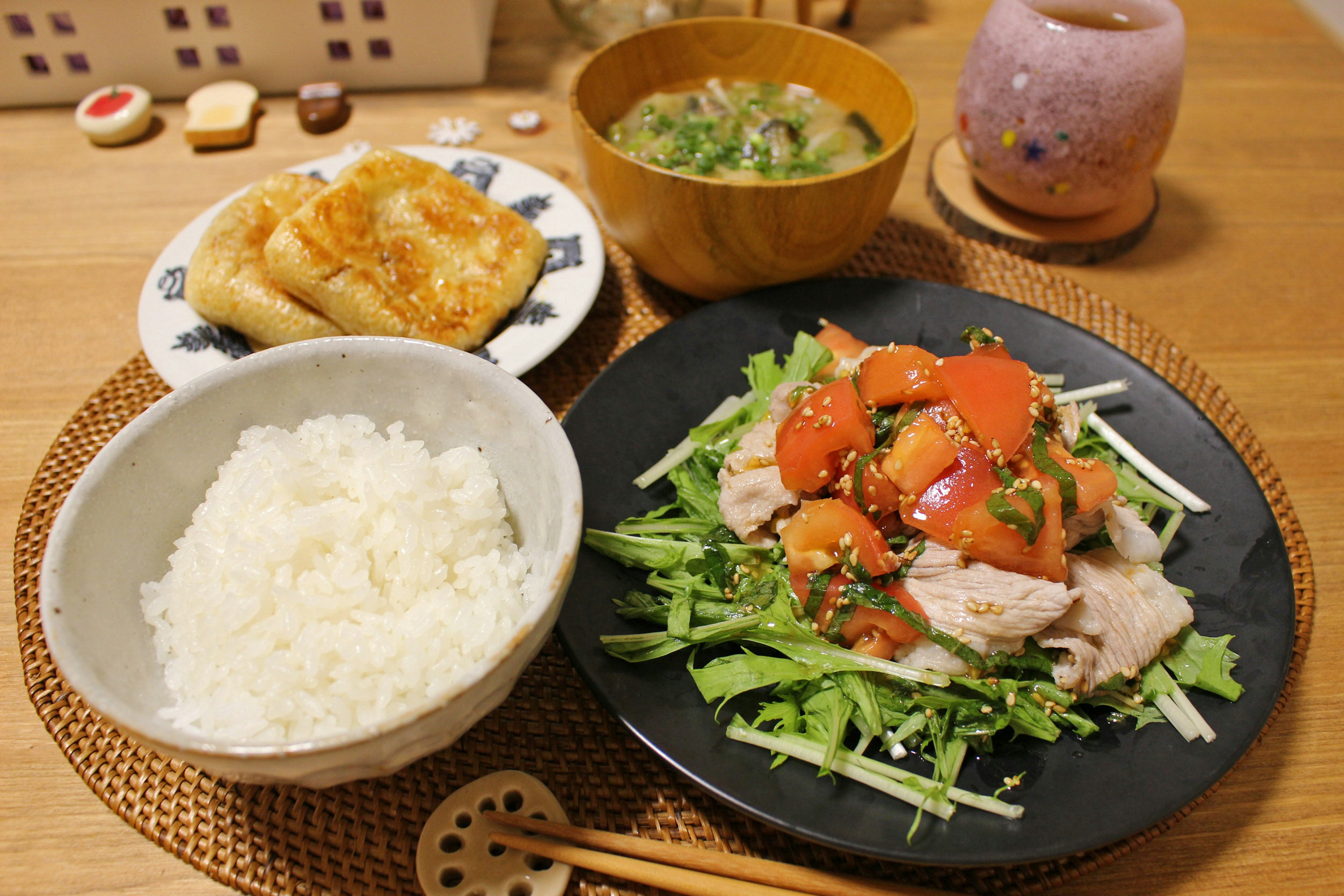 Traditionelles japanisches Essen mit Reis Salat Miso-Suppe und frittierten Speisen