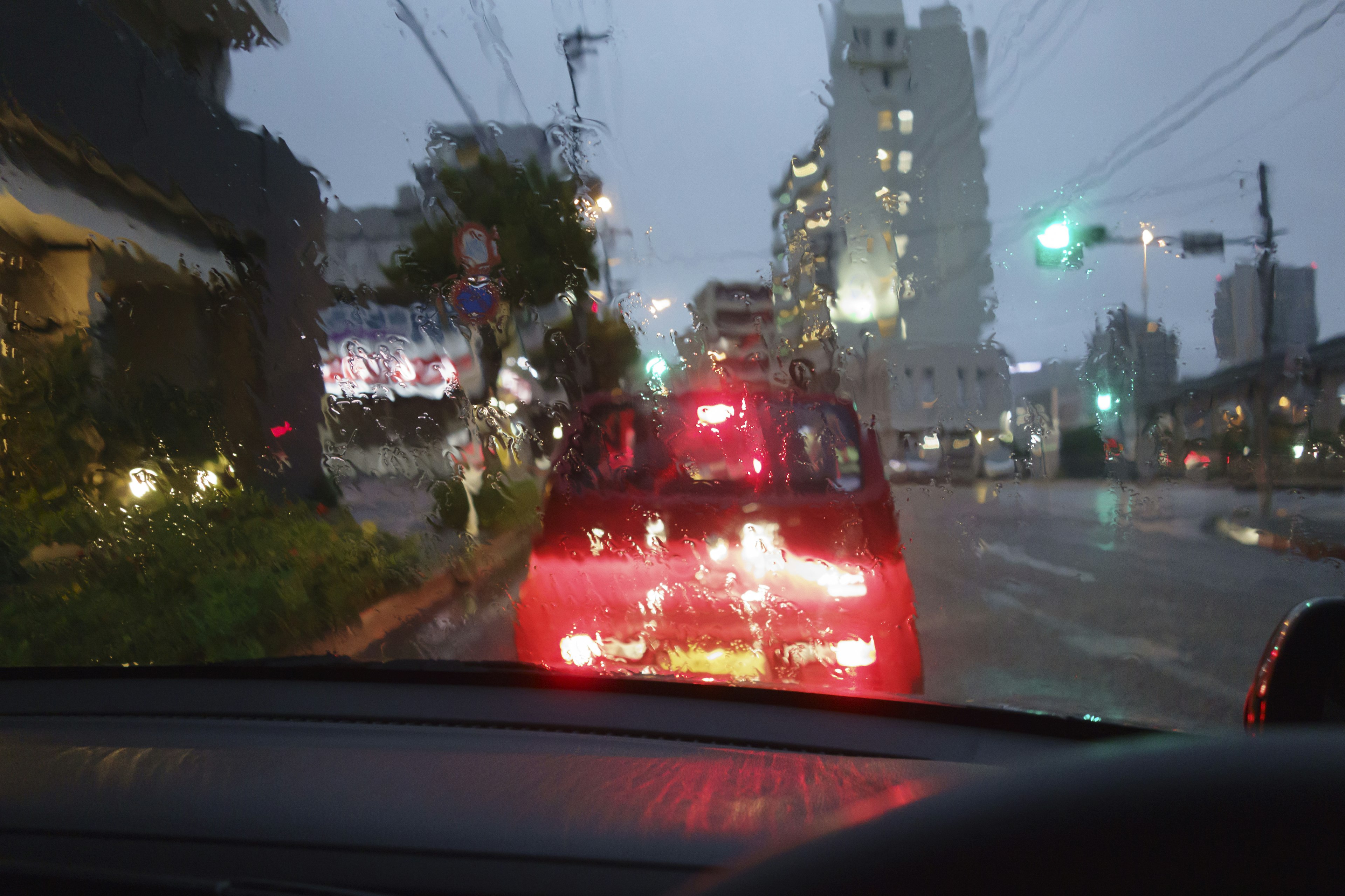 城市街道場景，交通信號燈和雨水