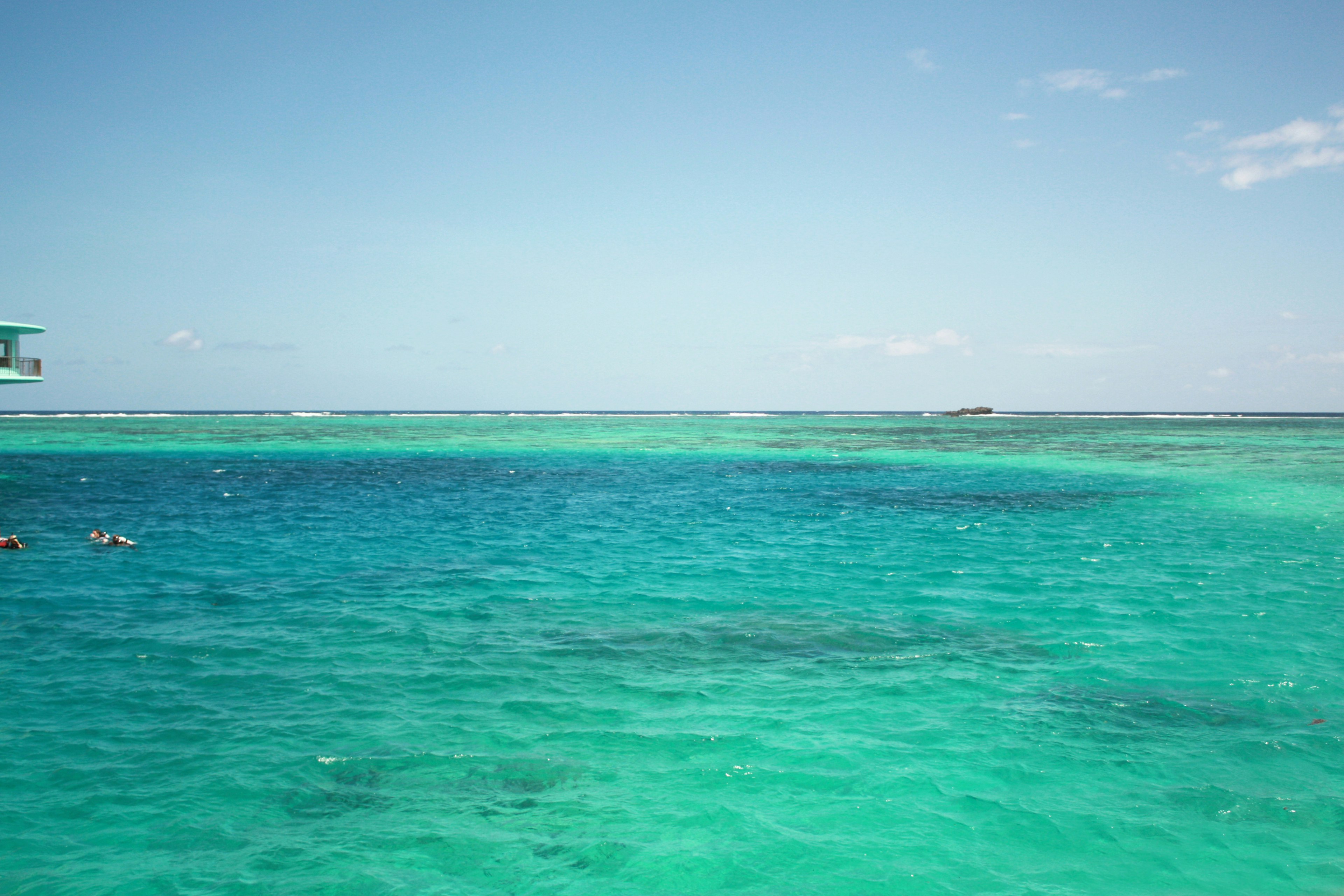 Vue panoramique de l'océan turquoise et du ciel clair, surface d'eau vibrante, partie d'une zone de station