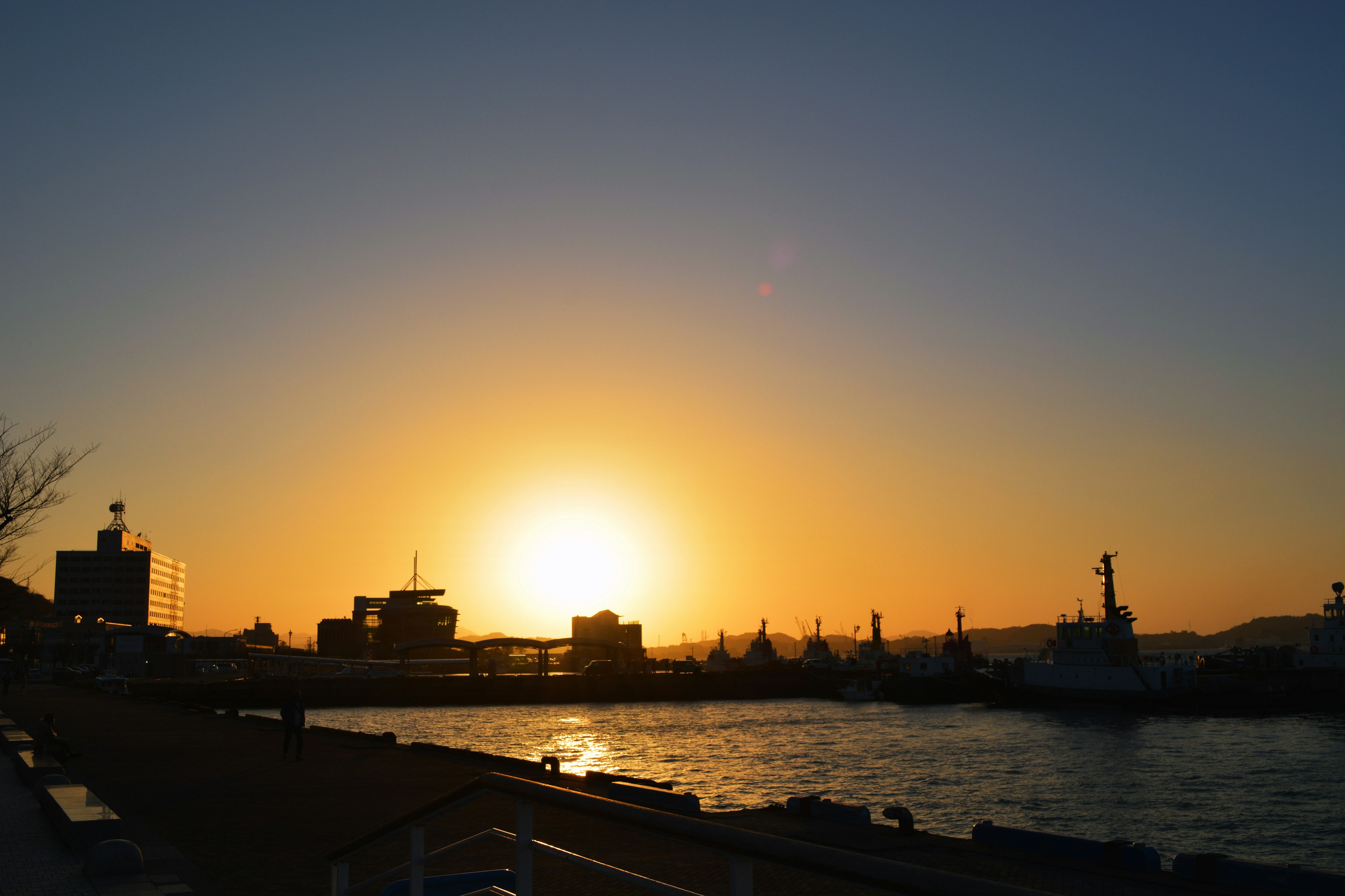 Schöner Sonnenuntergang über dem Meer