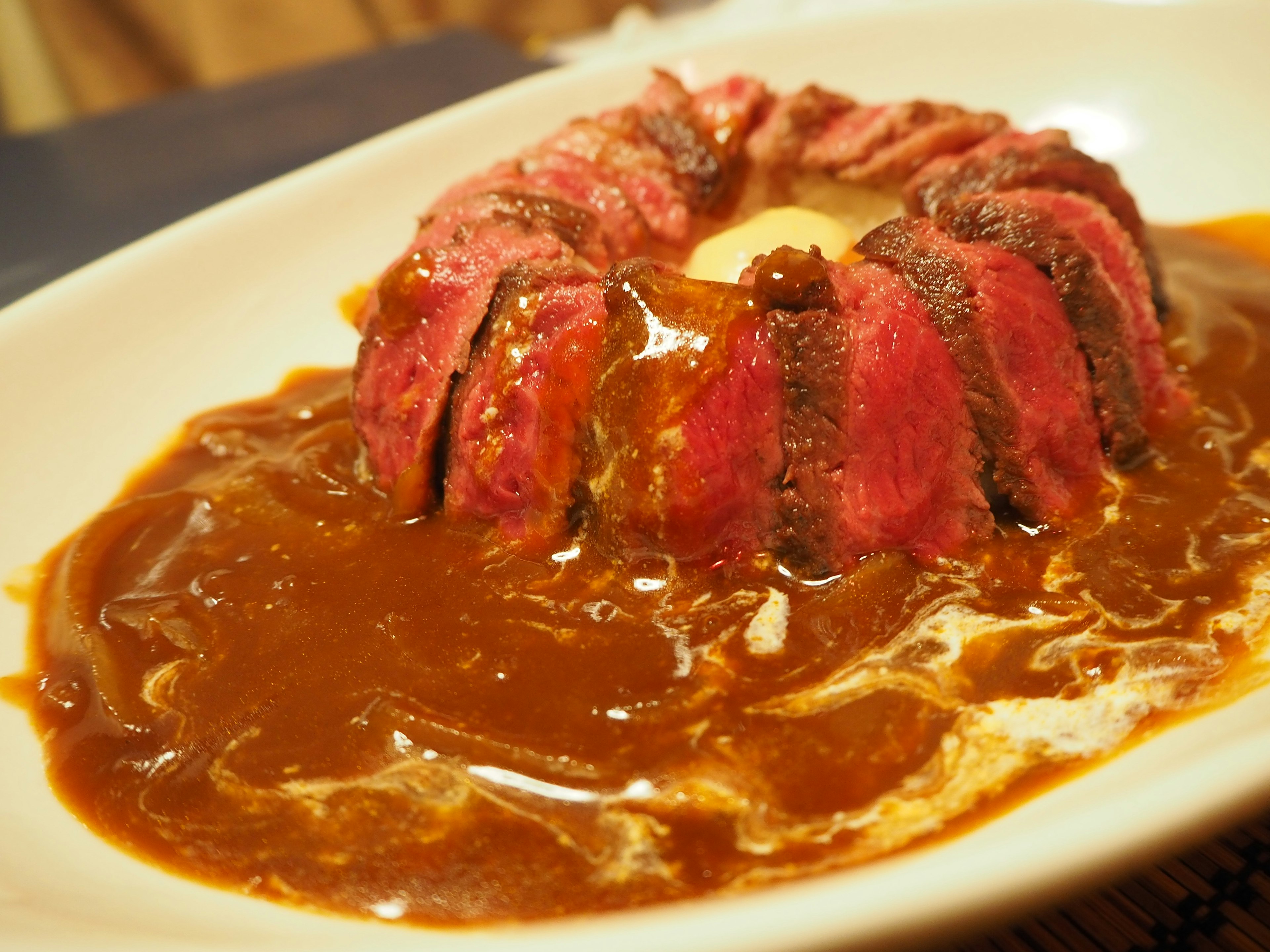 Plat de viande délicieux servi dans une assiette