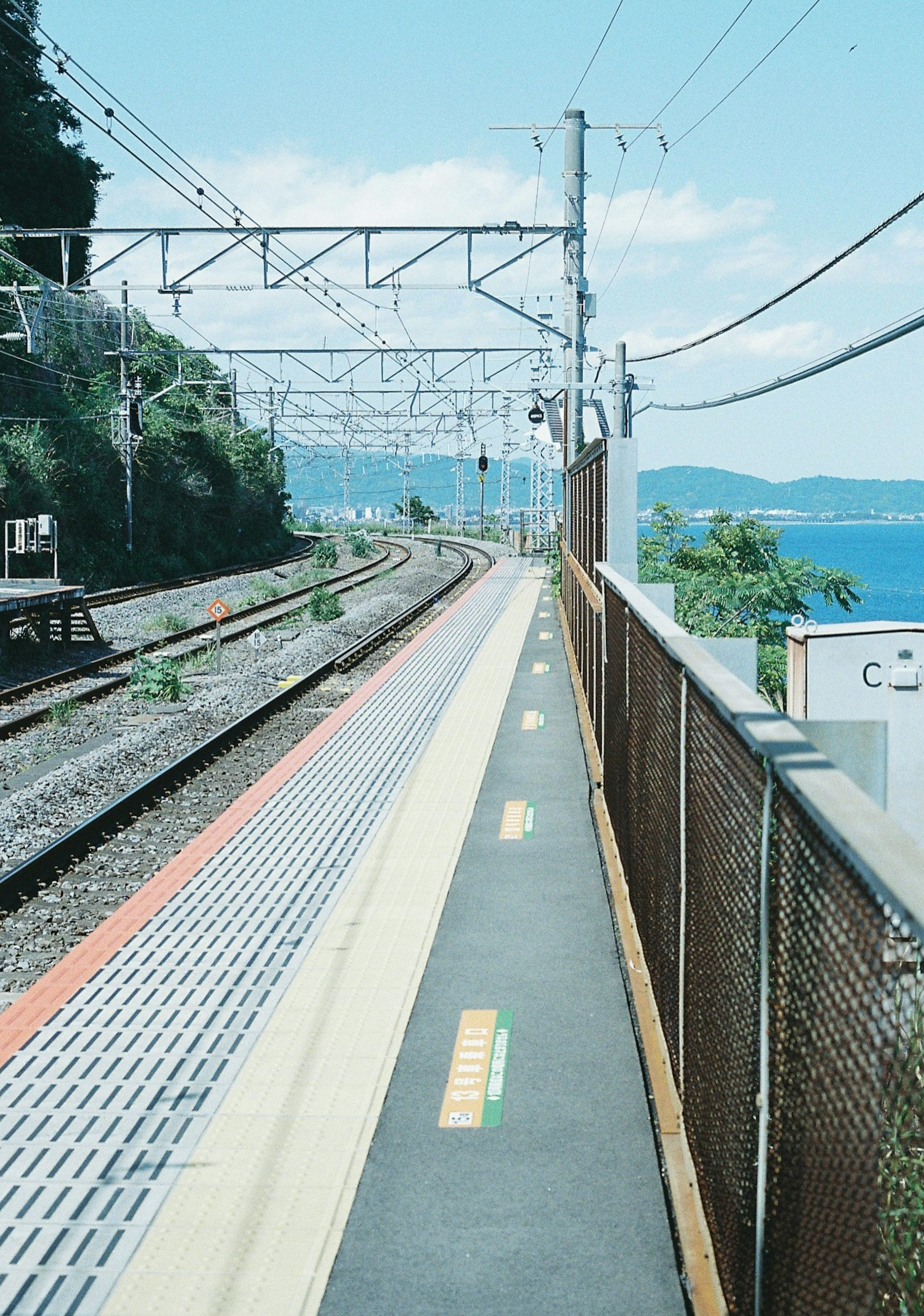 火車站月台旁的軌道與海景