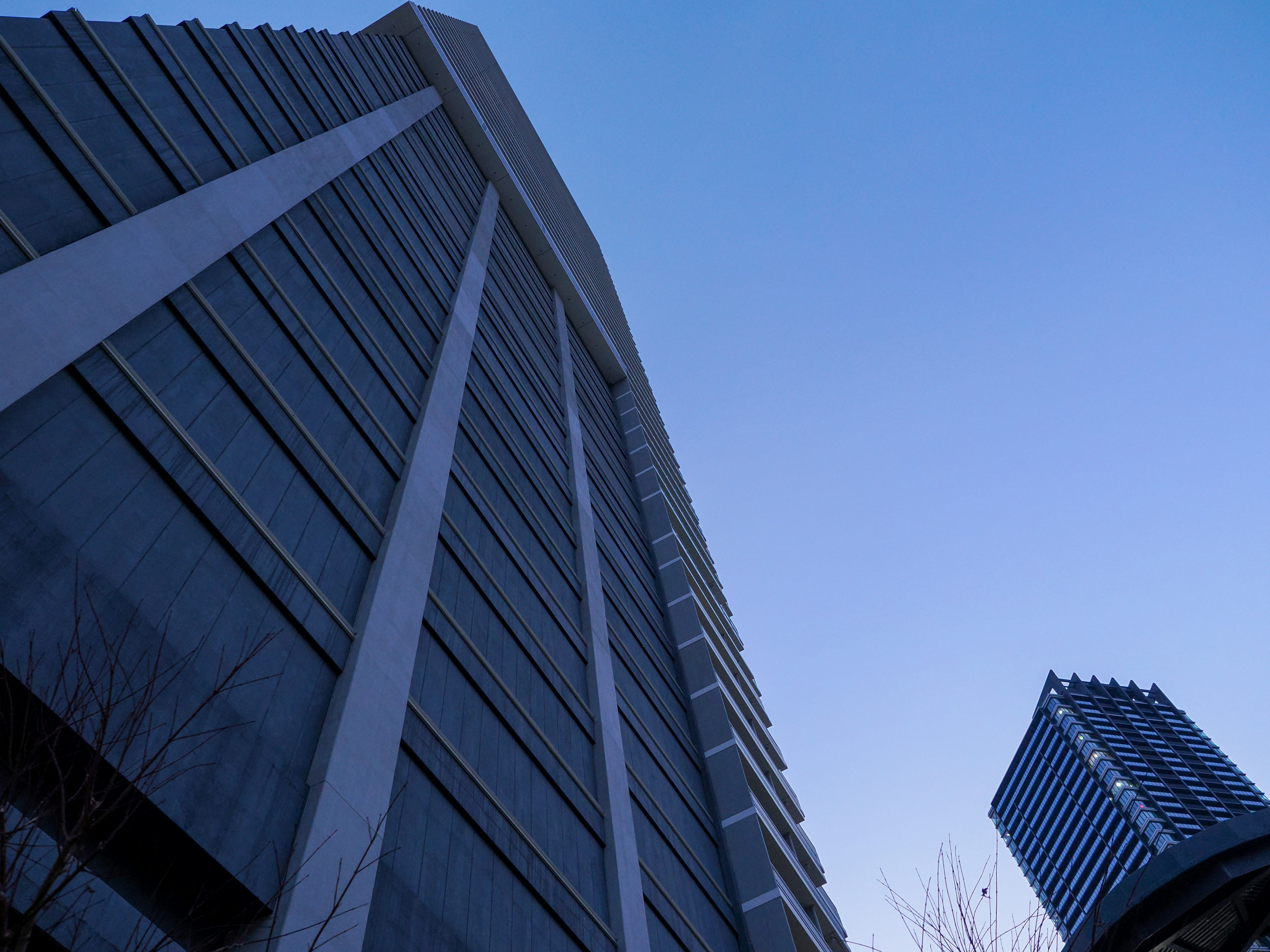 Foto de un edificio alto desde un ángulo bajo con cielo azul claro