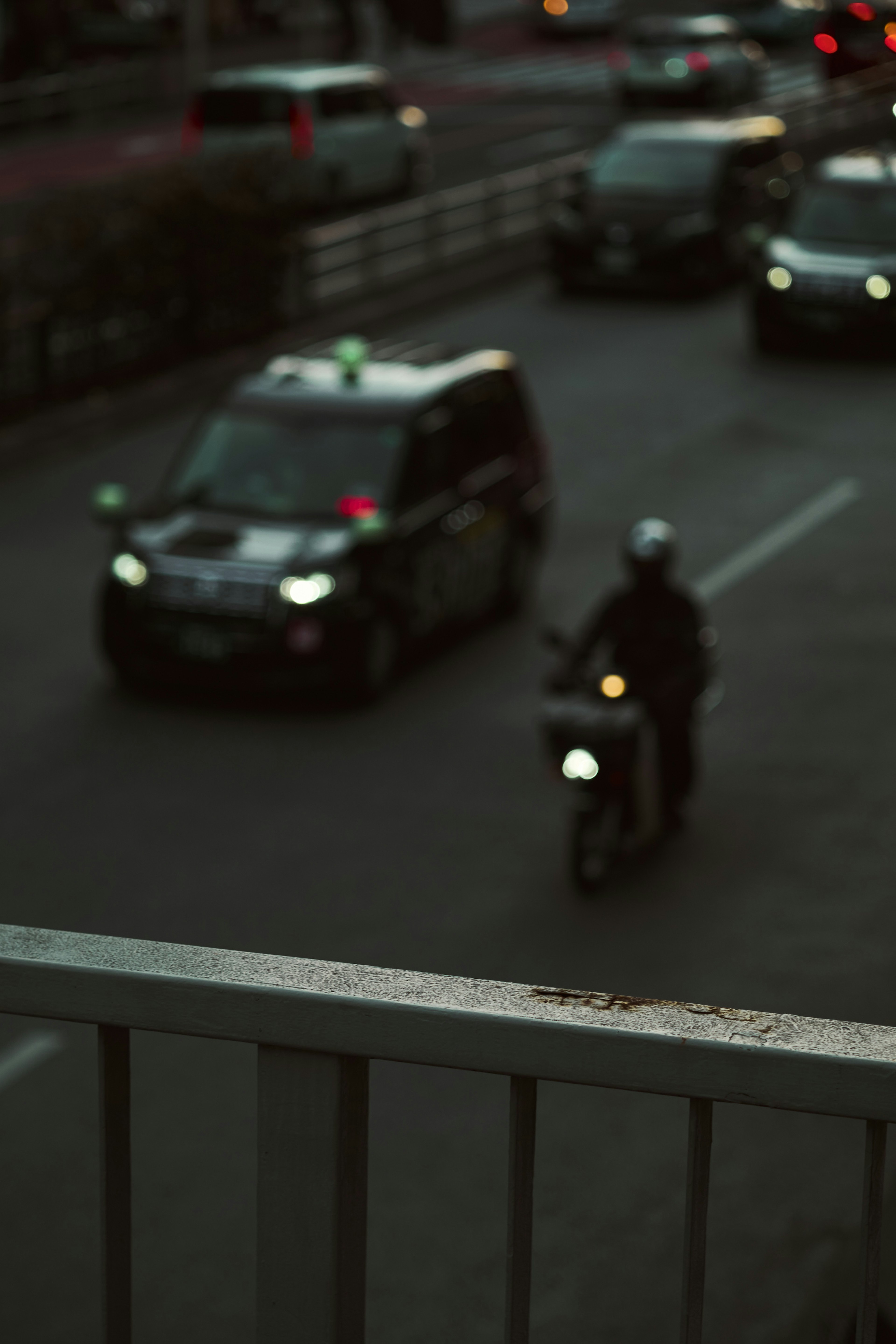 黃昏時分城市道路上汽車和摩托車的場景