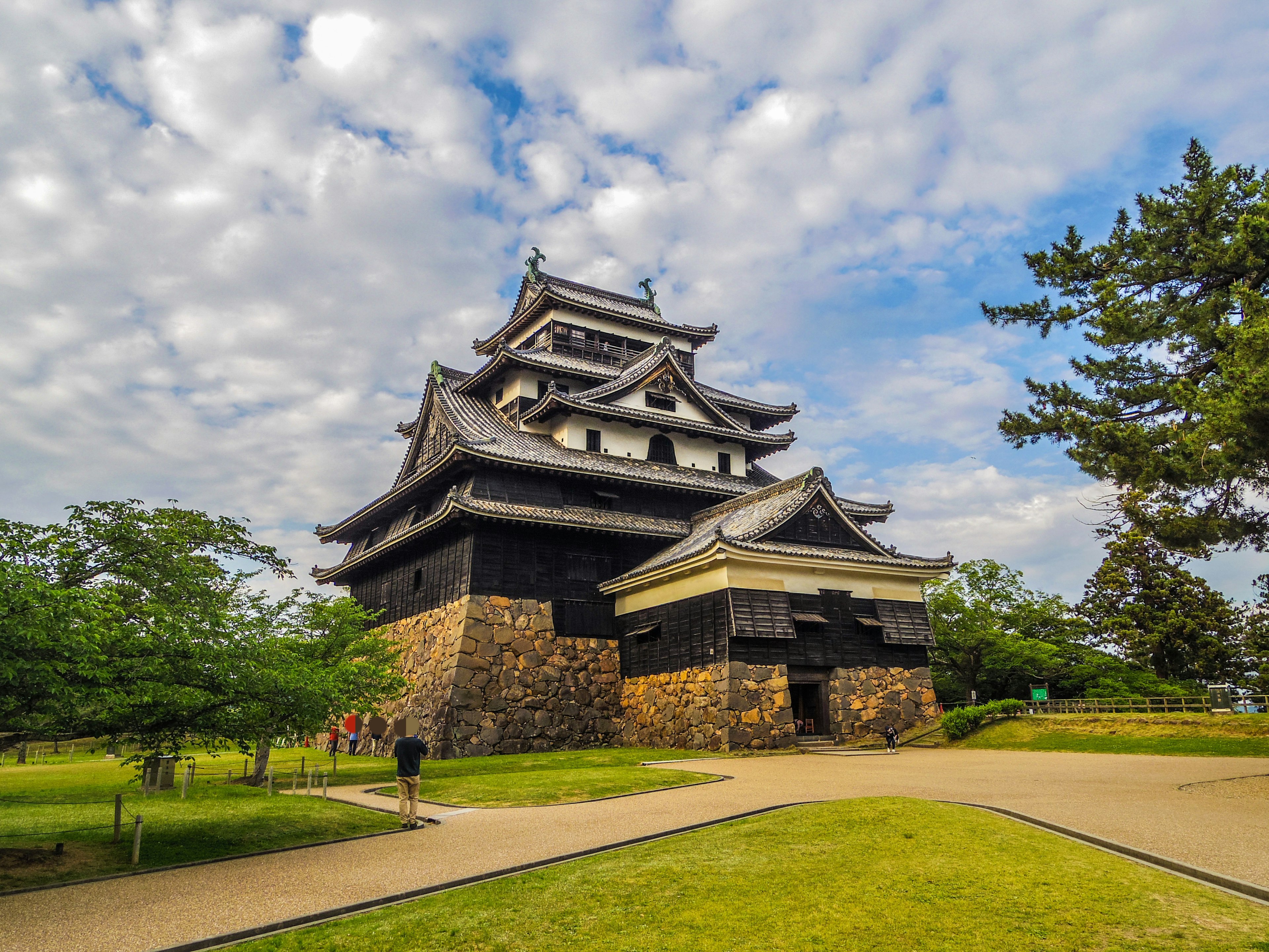 Kastil Jepang tradisional berdiri di bawah langit biru yang indah