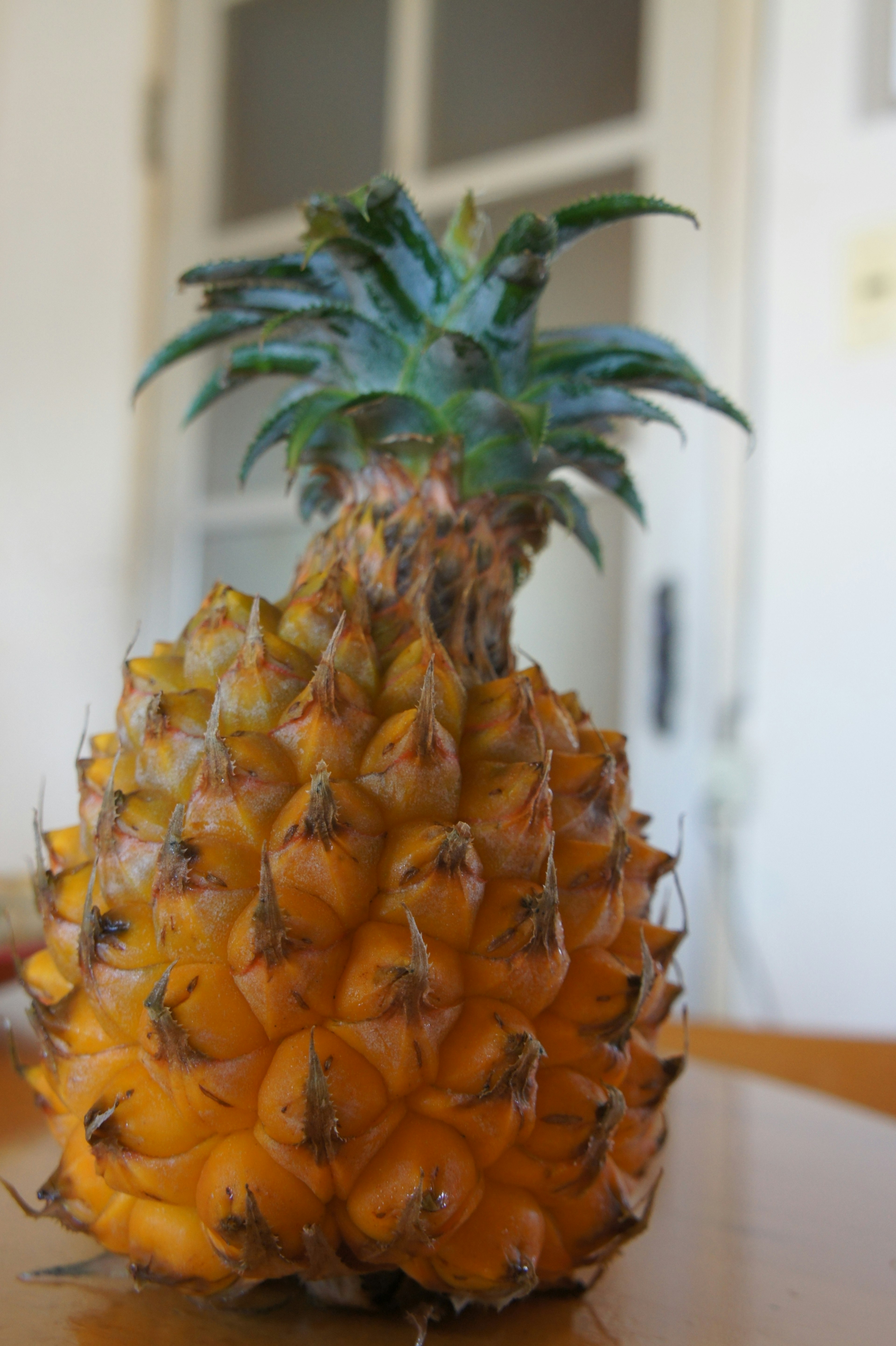 Un ananas orange vif posé sur une table