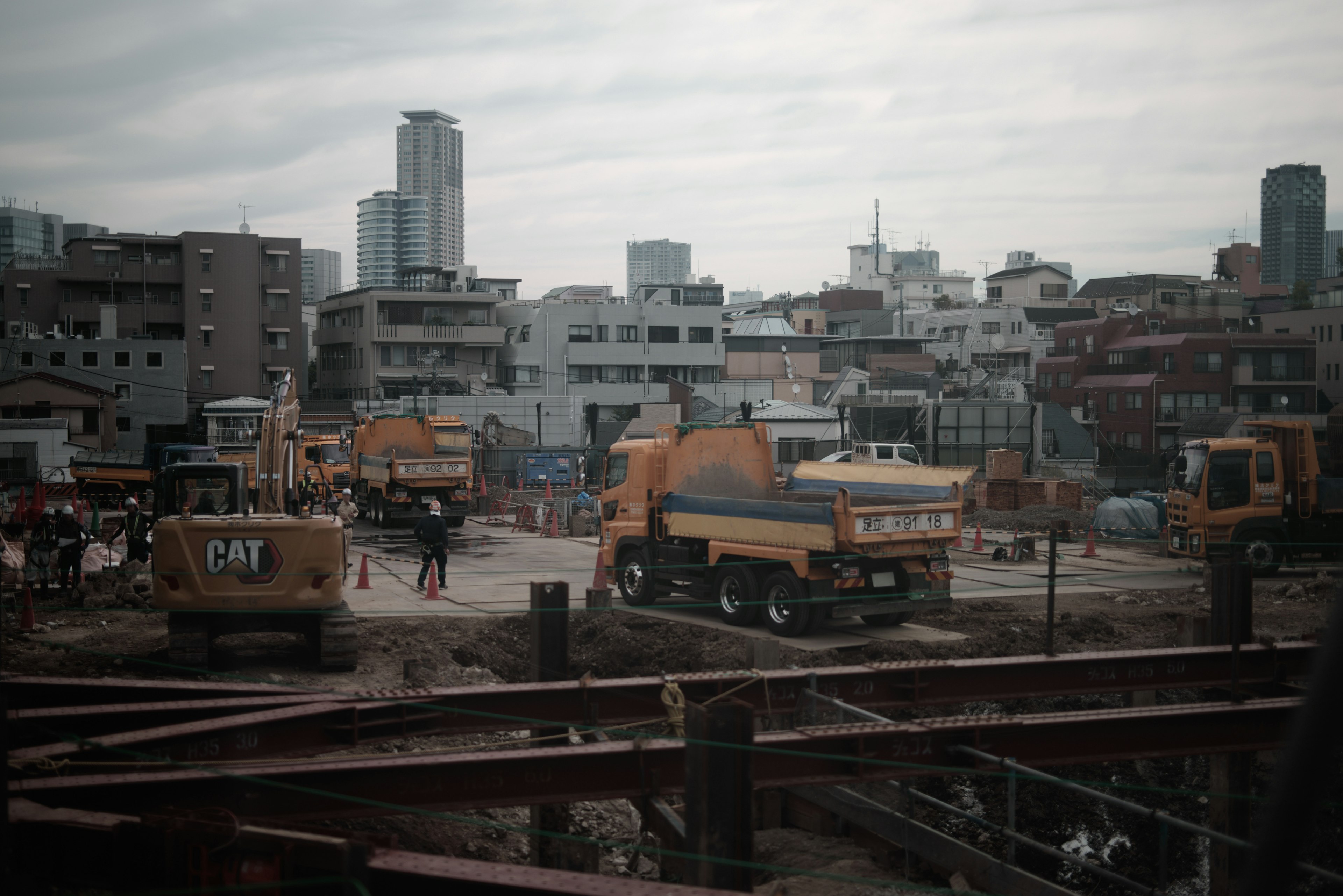 Cantiere con macchinari pesanti e camion