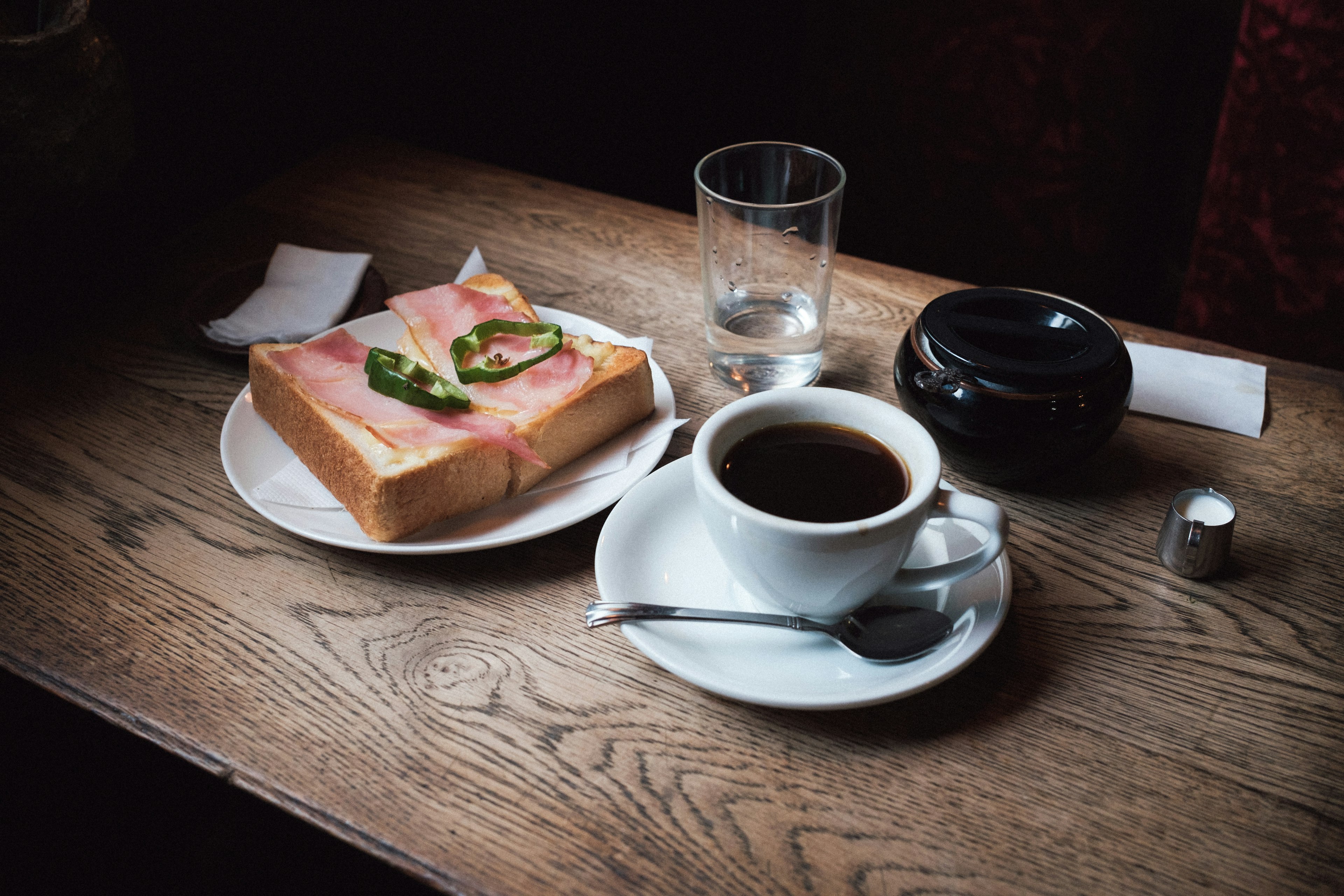 Sarapan roti bakar dan kopi di atas meja kayu