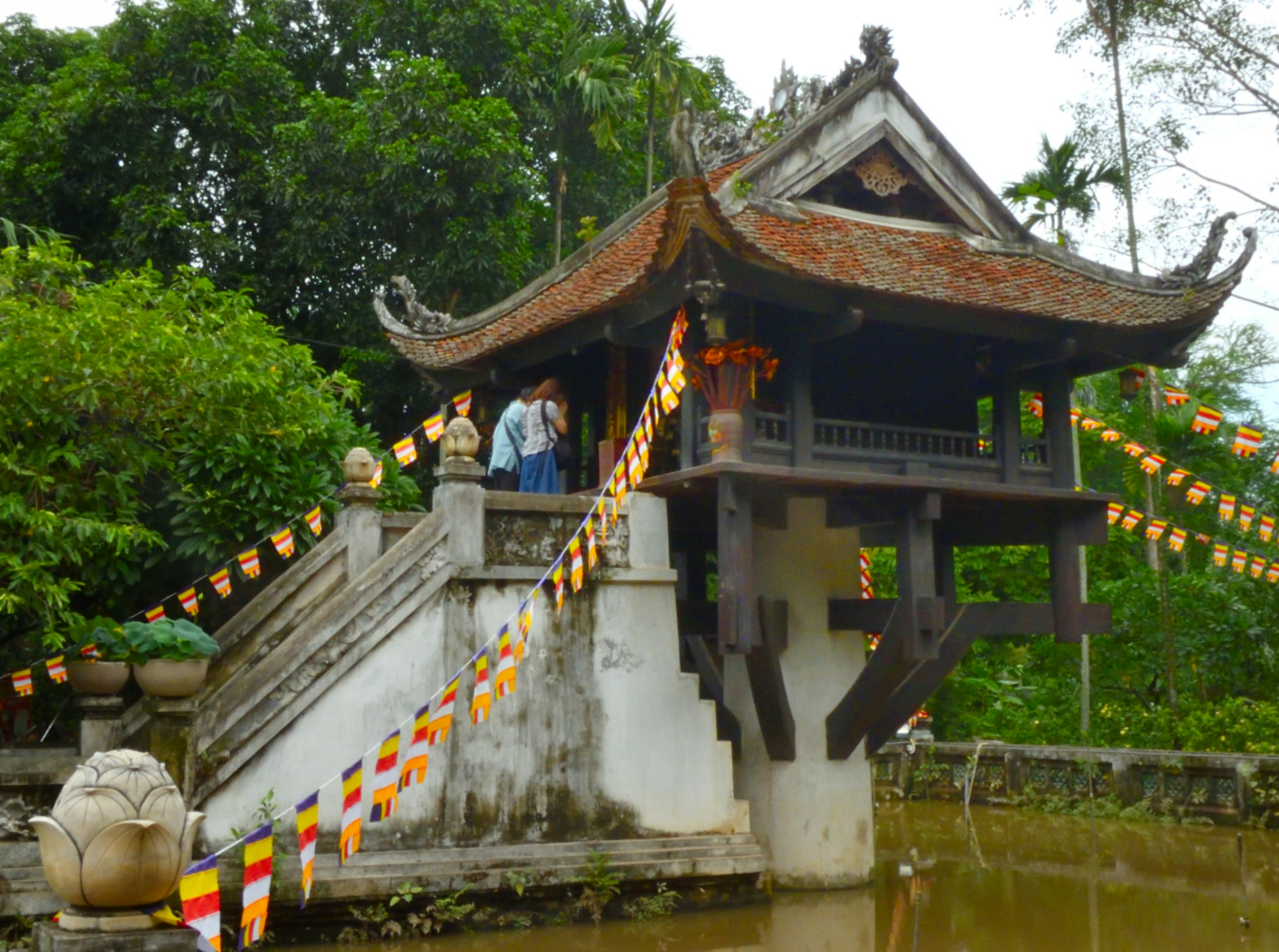 Pemandangan indah Pagoda Tiang Tung dengan kehijauan subur dan jembatan dekoratif