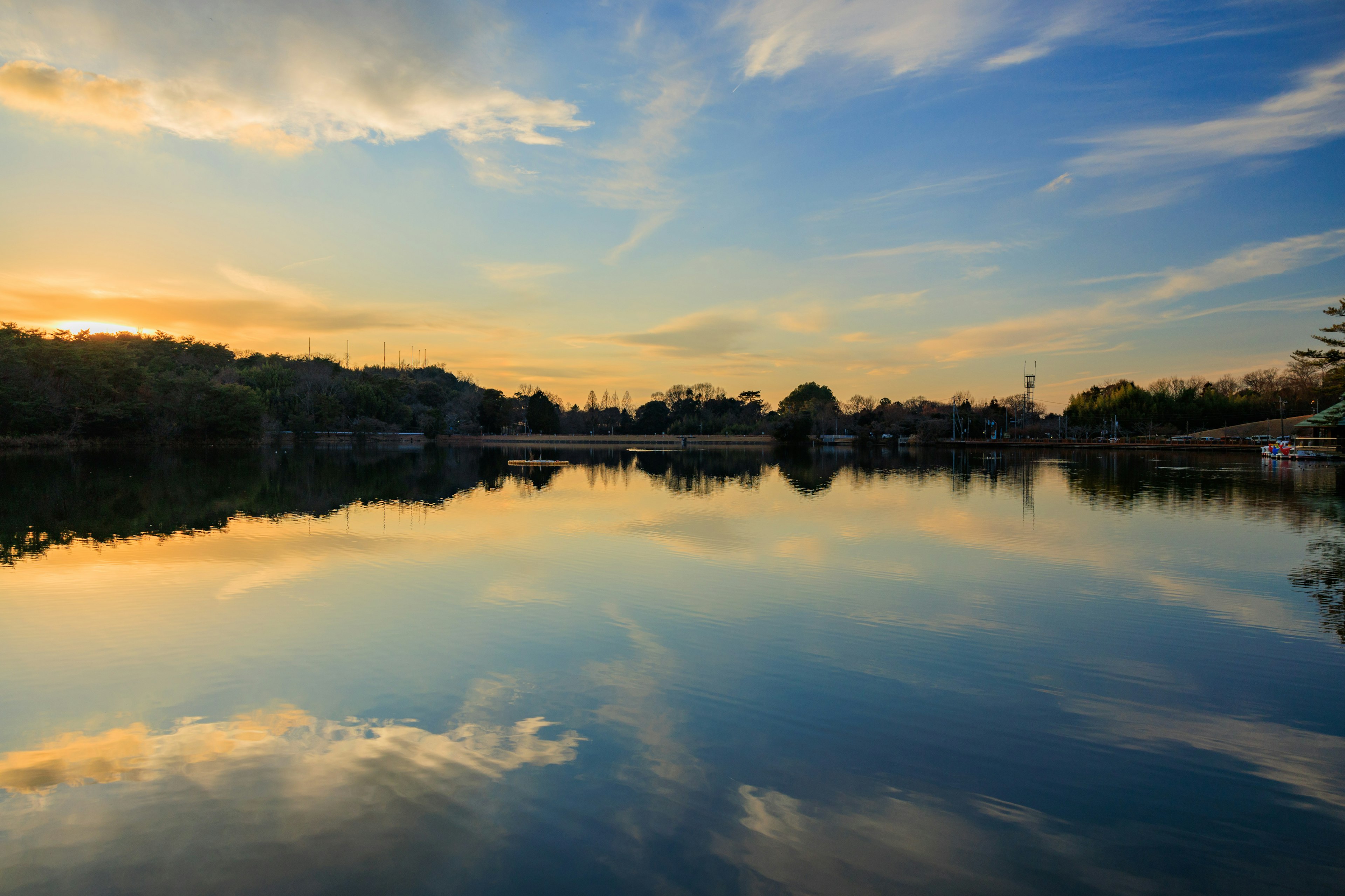 Vue scénique d'un lac calme avec de belles réflexions du coucher de soleil