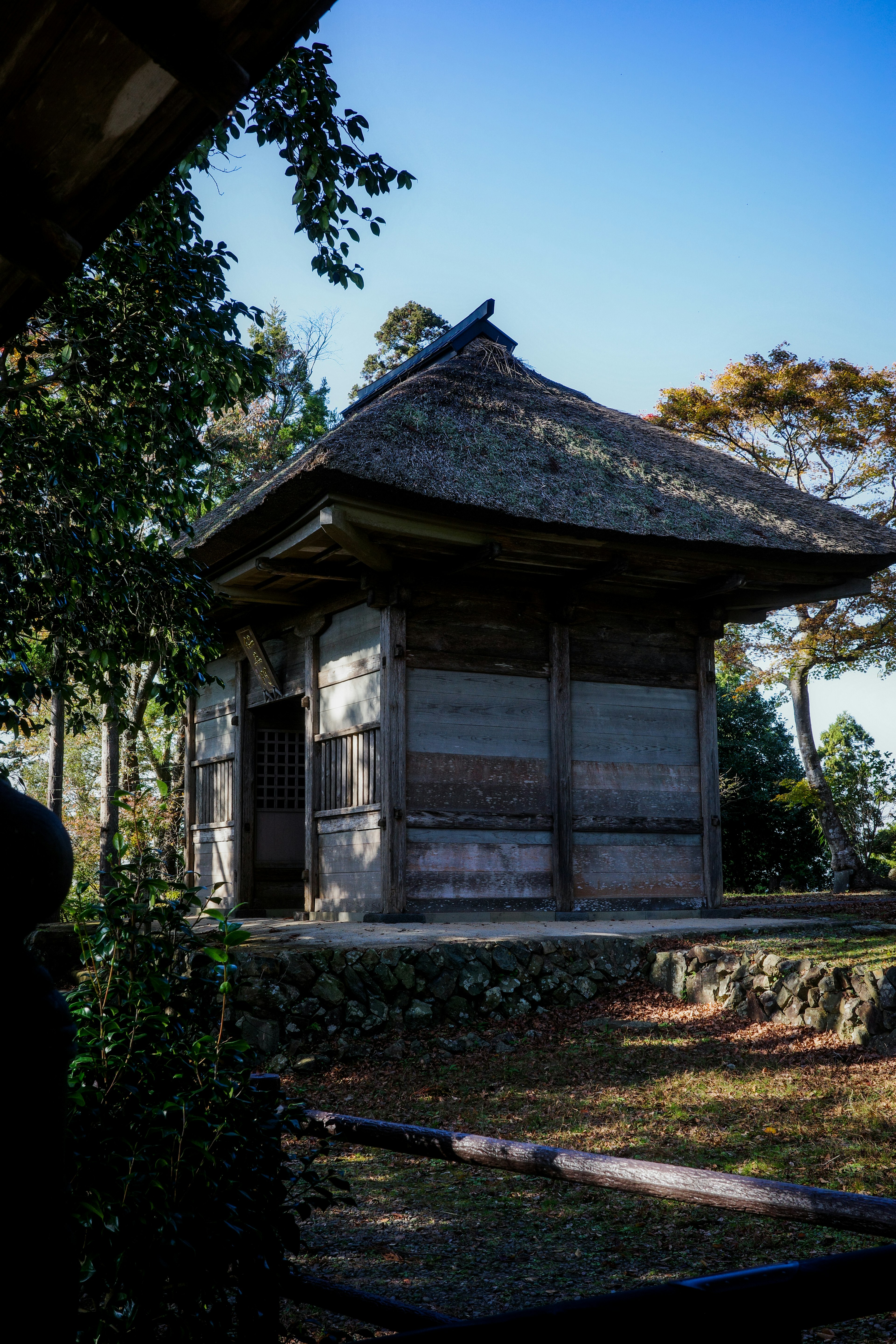 古い木造の建物が青空の下に立っている