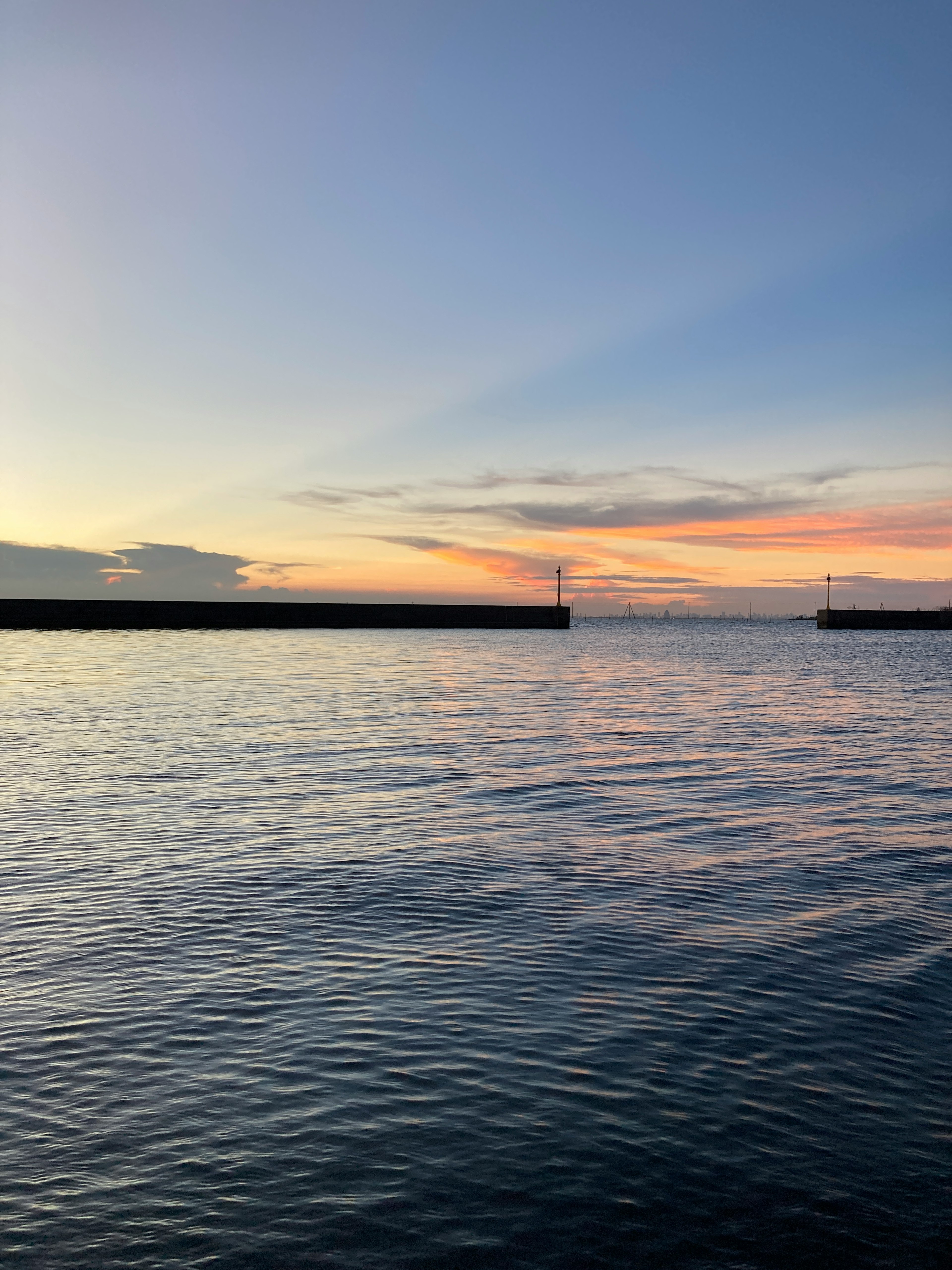 静かな海と夕焼けの空の風景