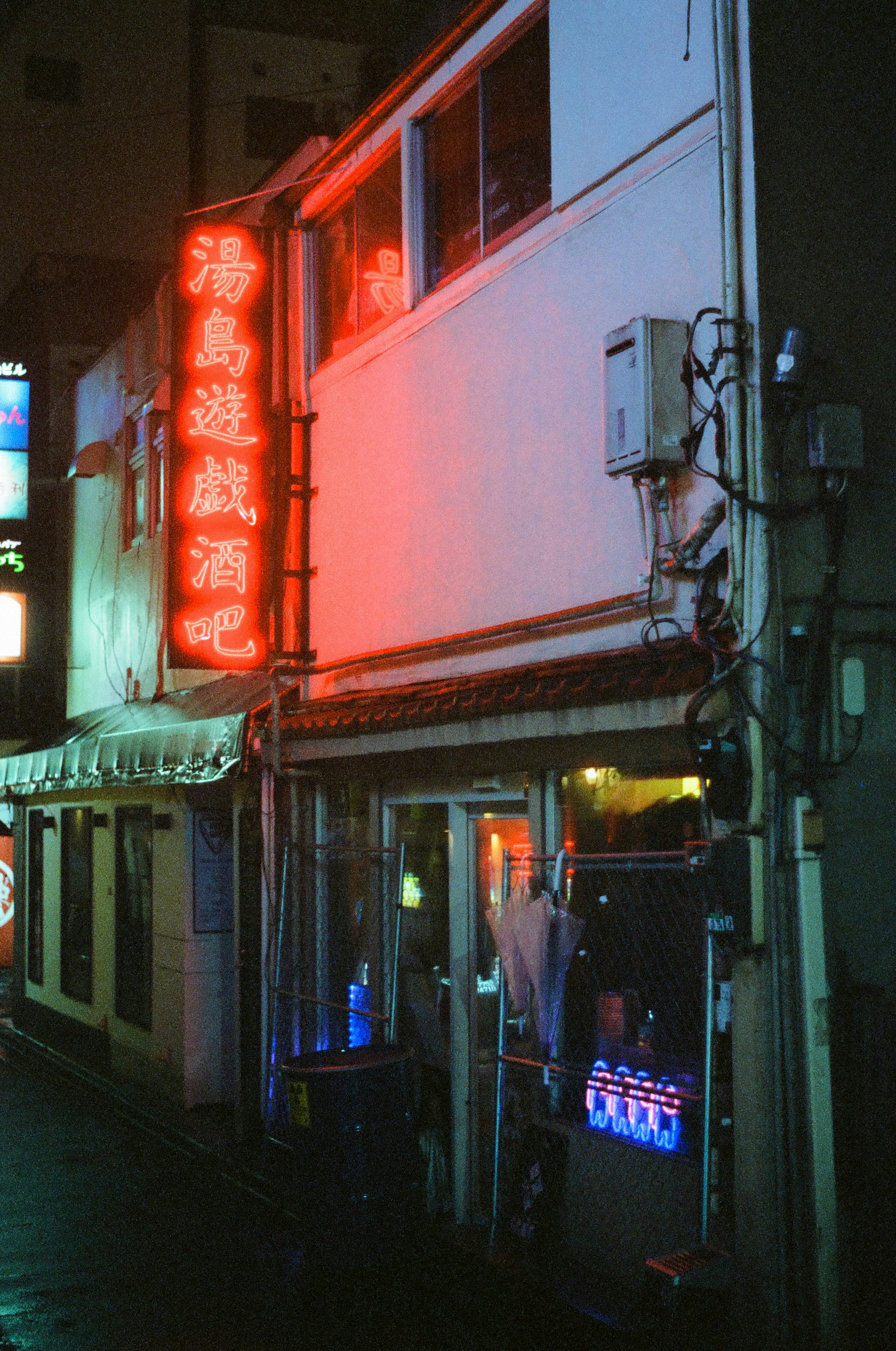 Esterno di un ristorante con un'insegna al neon rossa