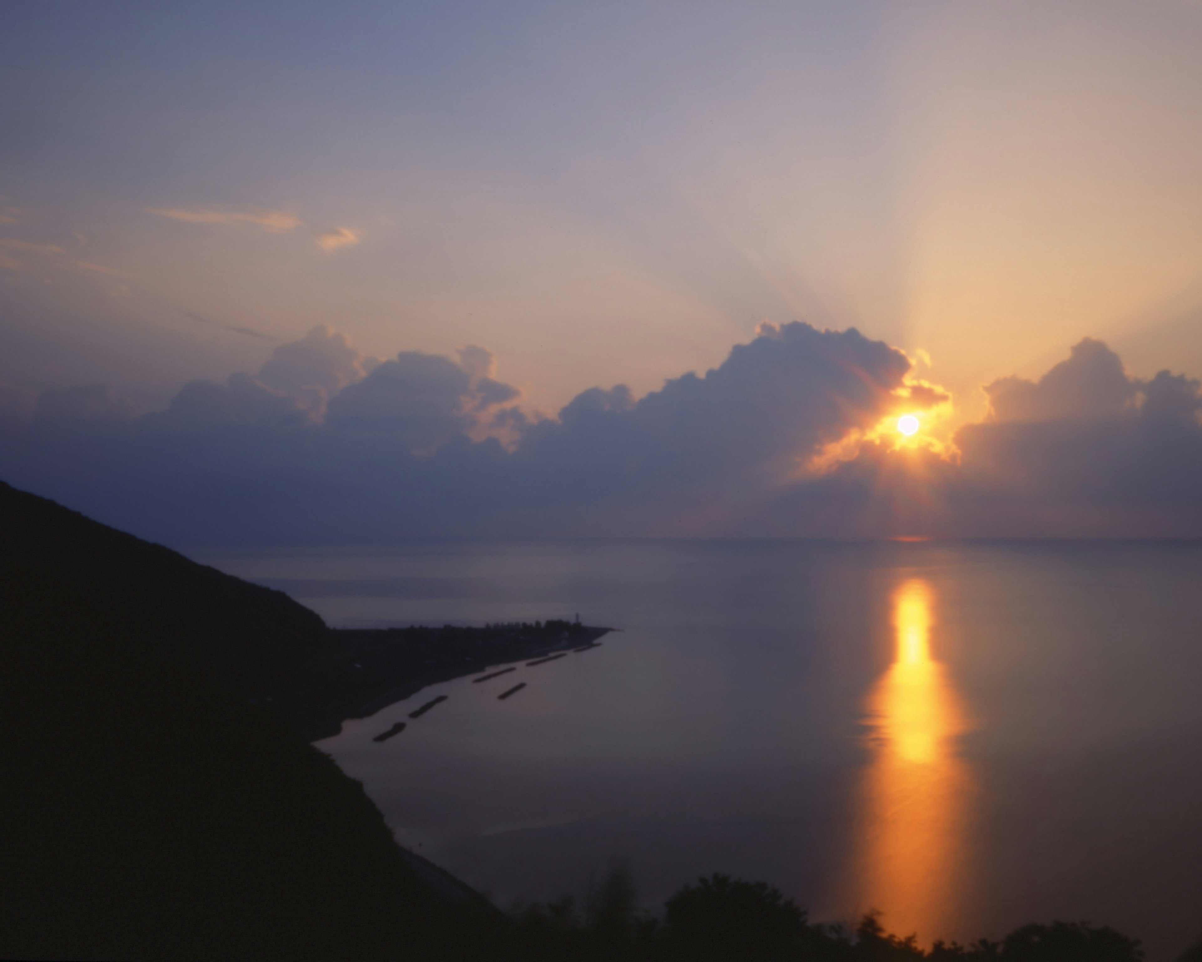 美麗的海景，夕陽的光線透過雲層