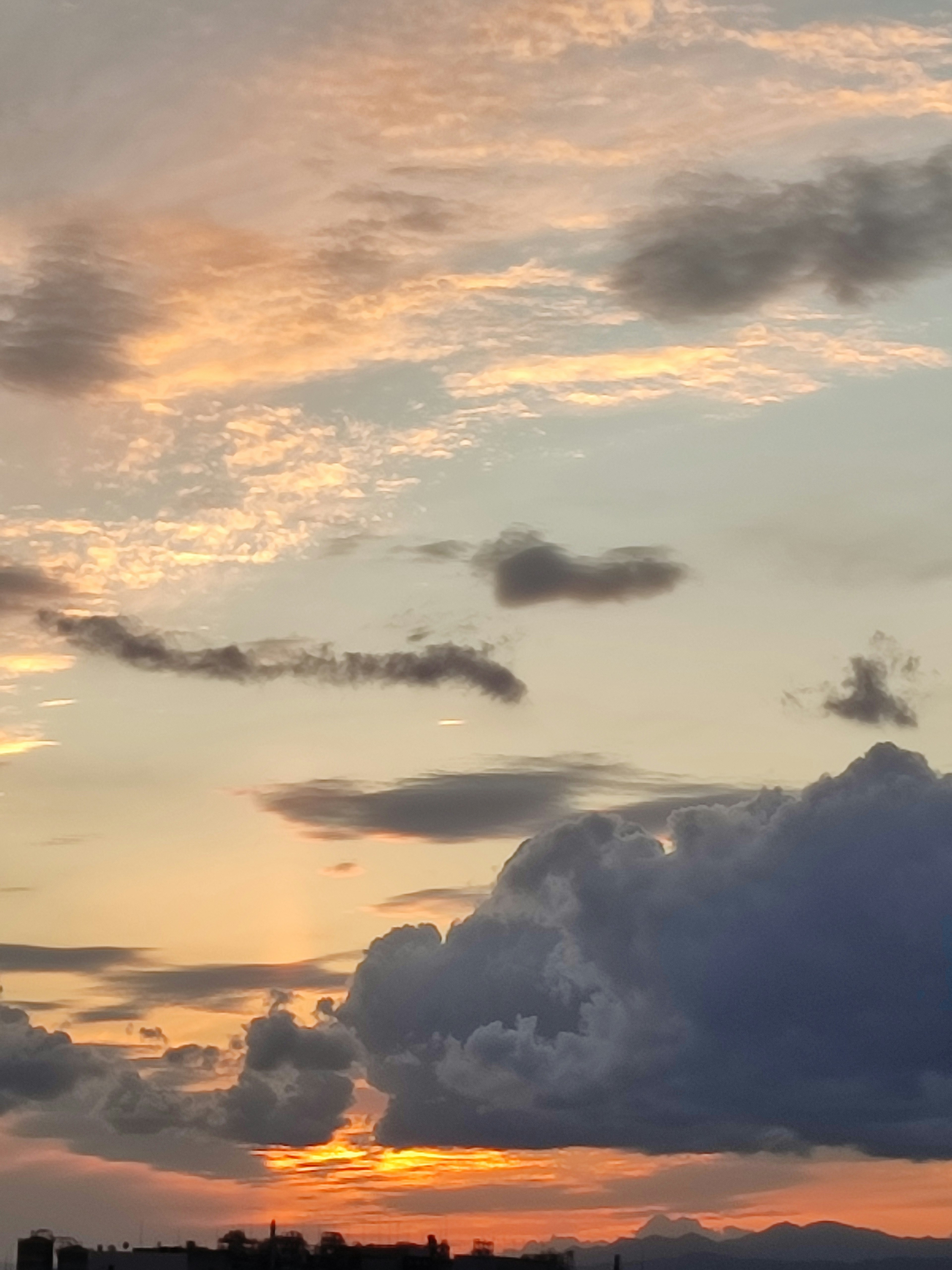 美丽的夕阳和天空中的云彩