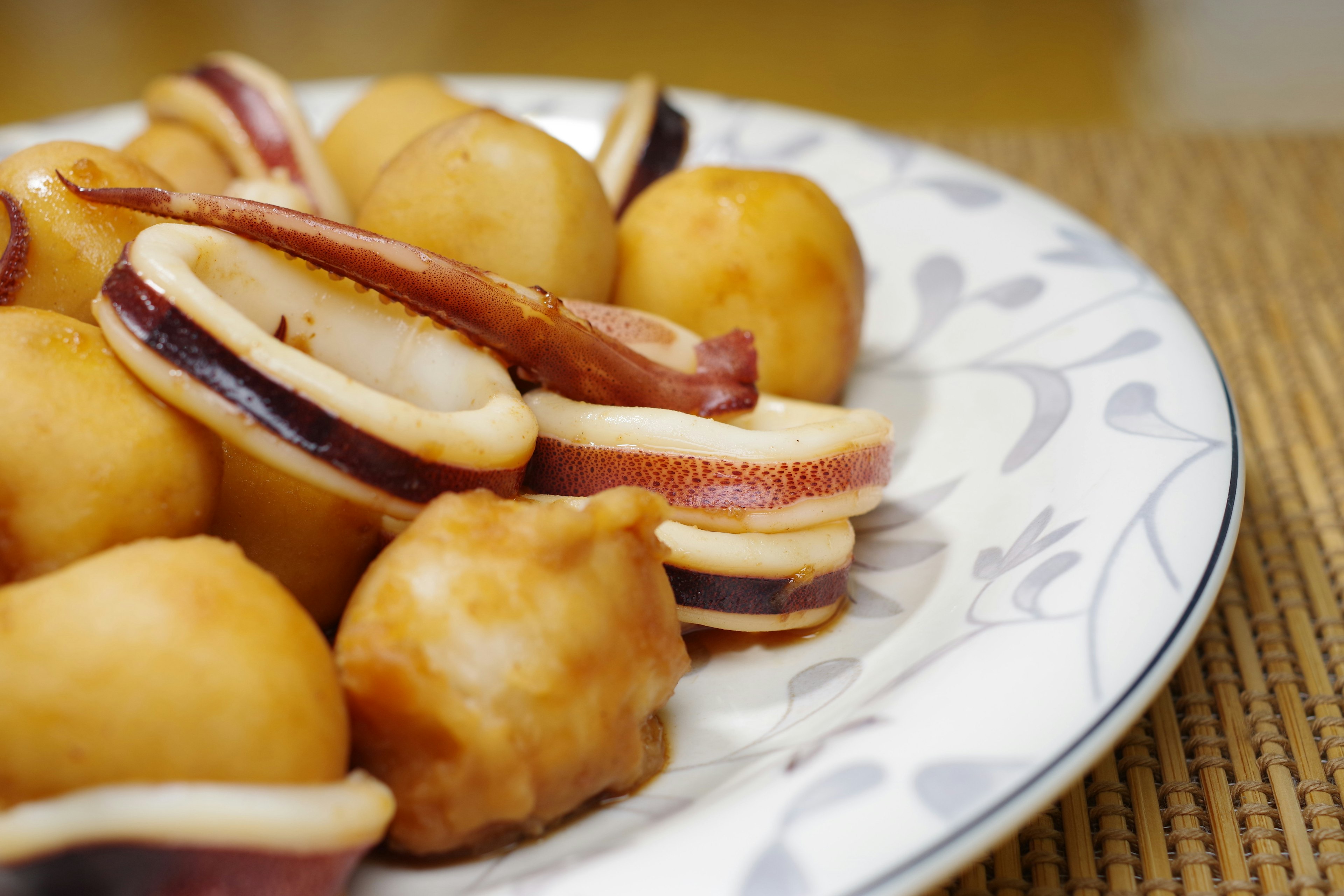 Gericht mit Kartoffel- und Tintenfischbällchen