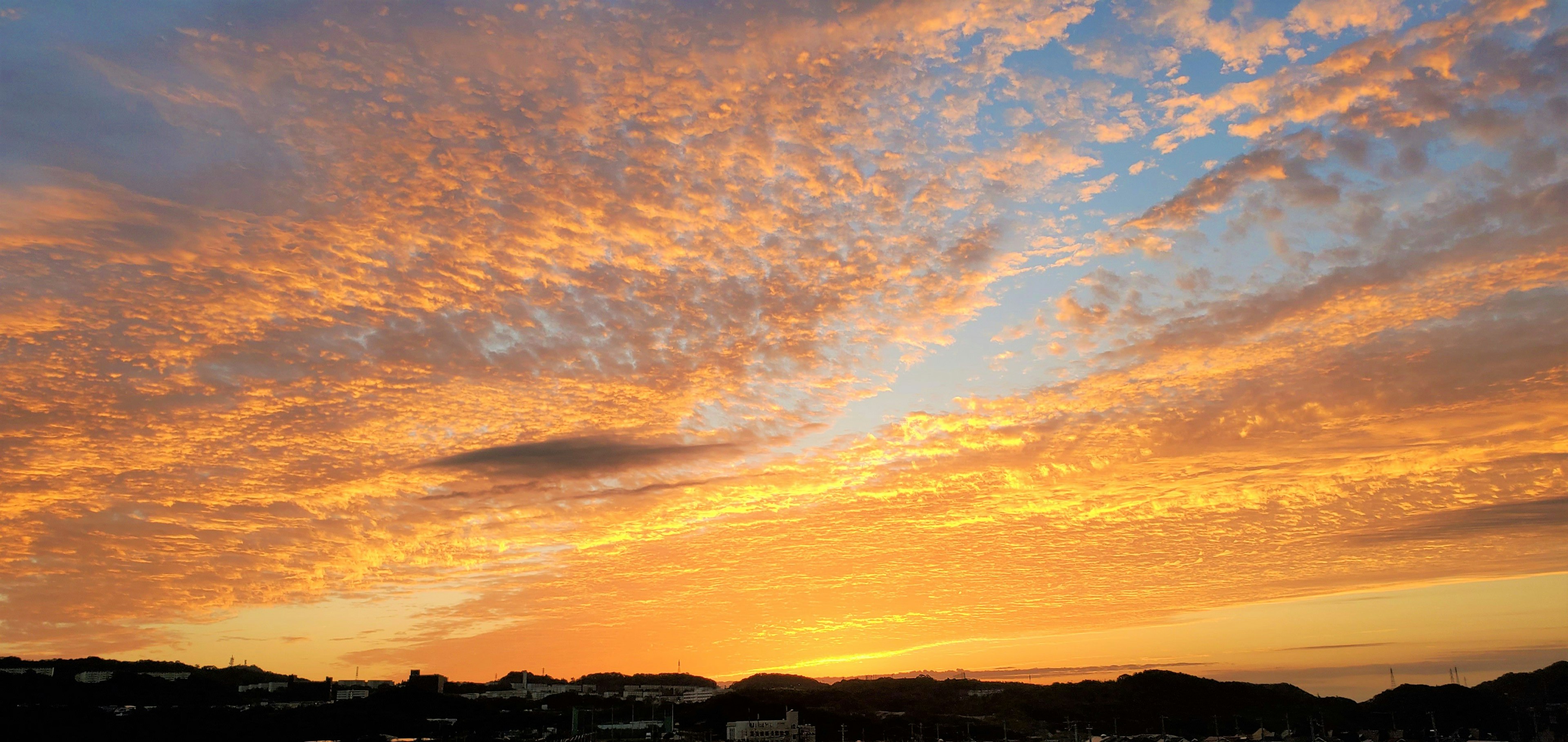 美しい夕焼け空と色とりどりの雲