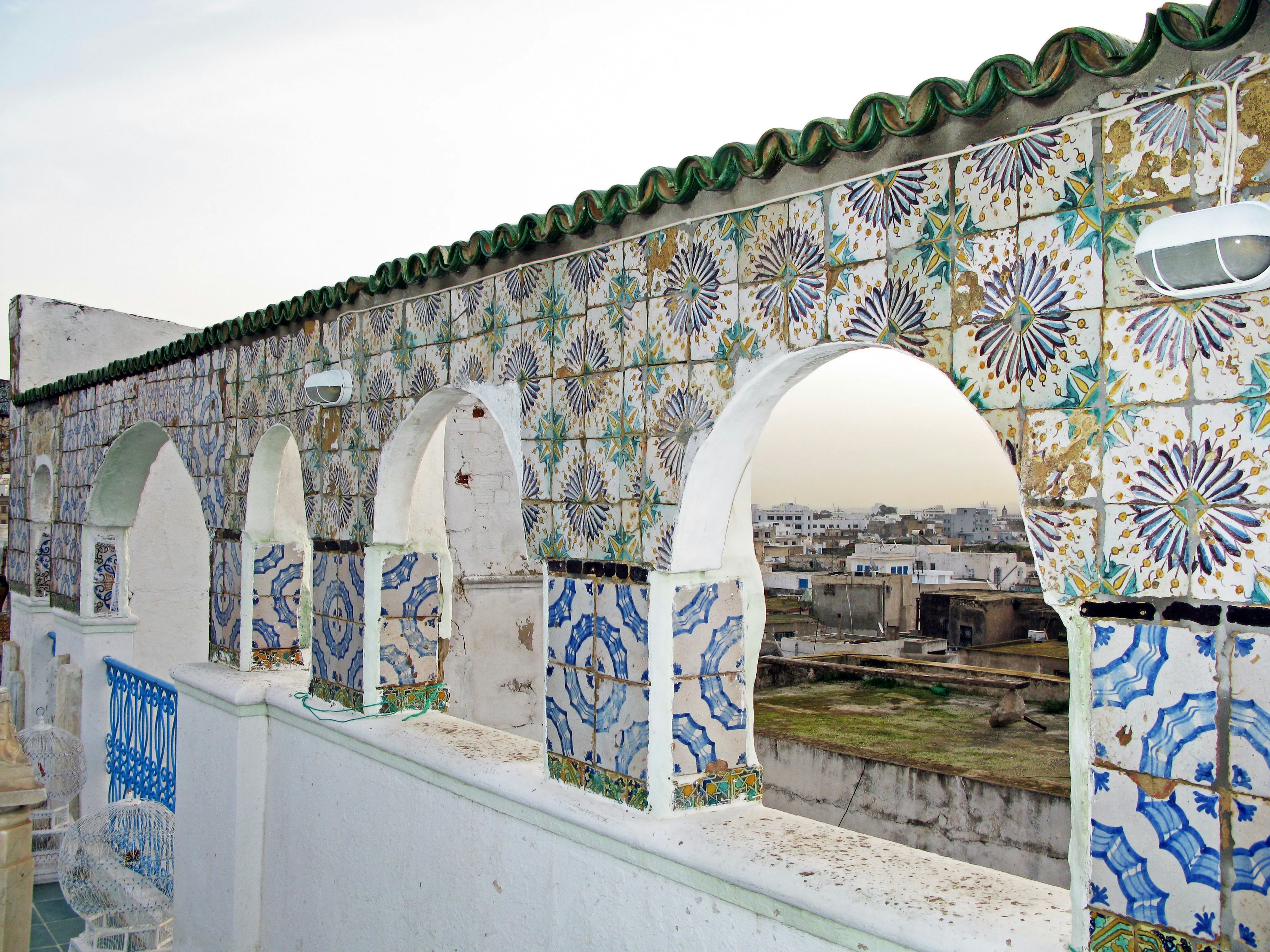 Muro de arco decorativo con azulejos de patrones intrincados