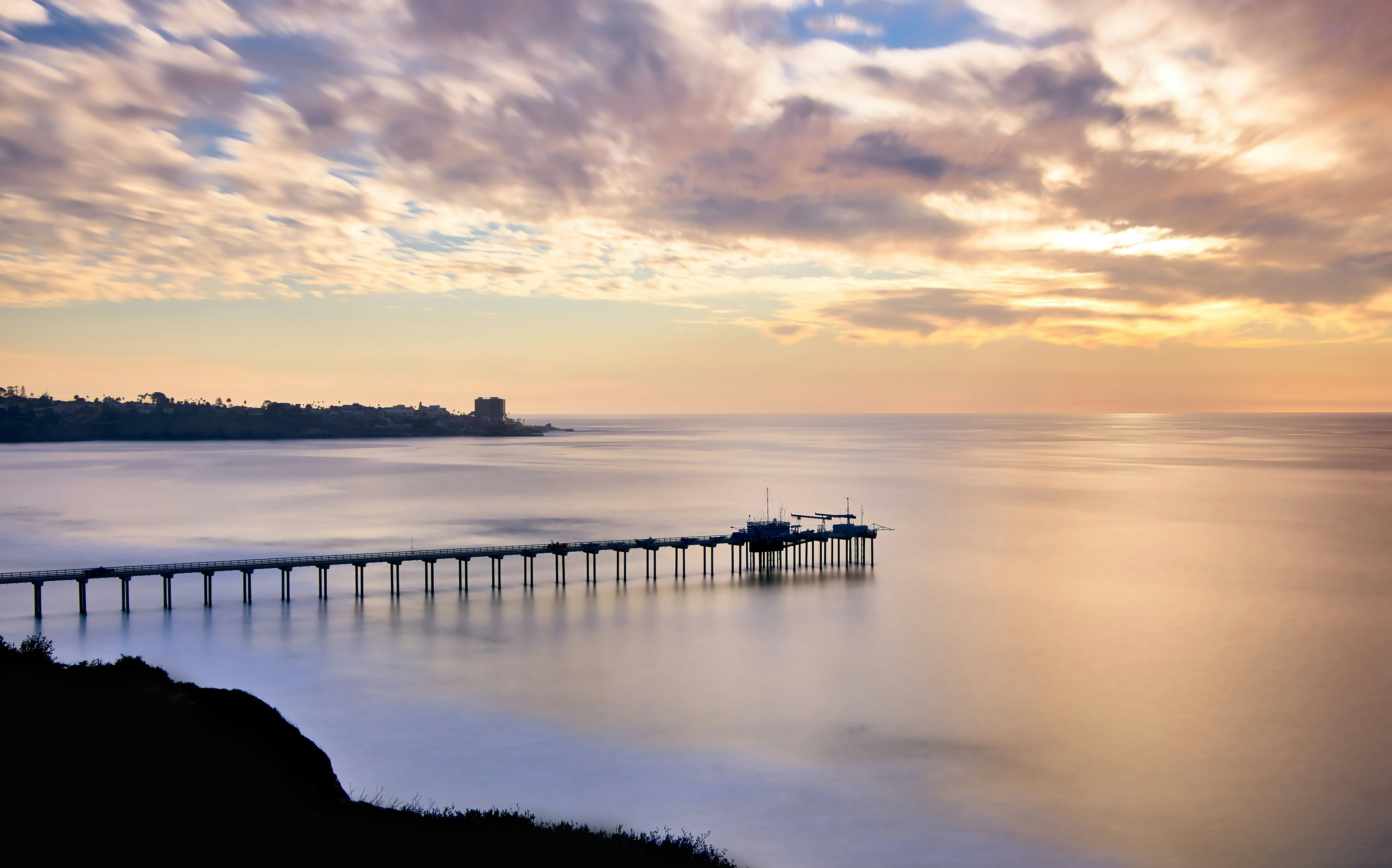 Schöne Sonnenuntergangslandschaft mit einem Pier und ruhigem Ozean