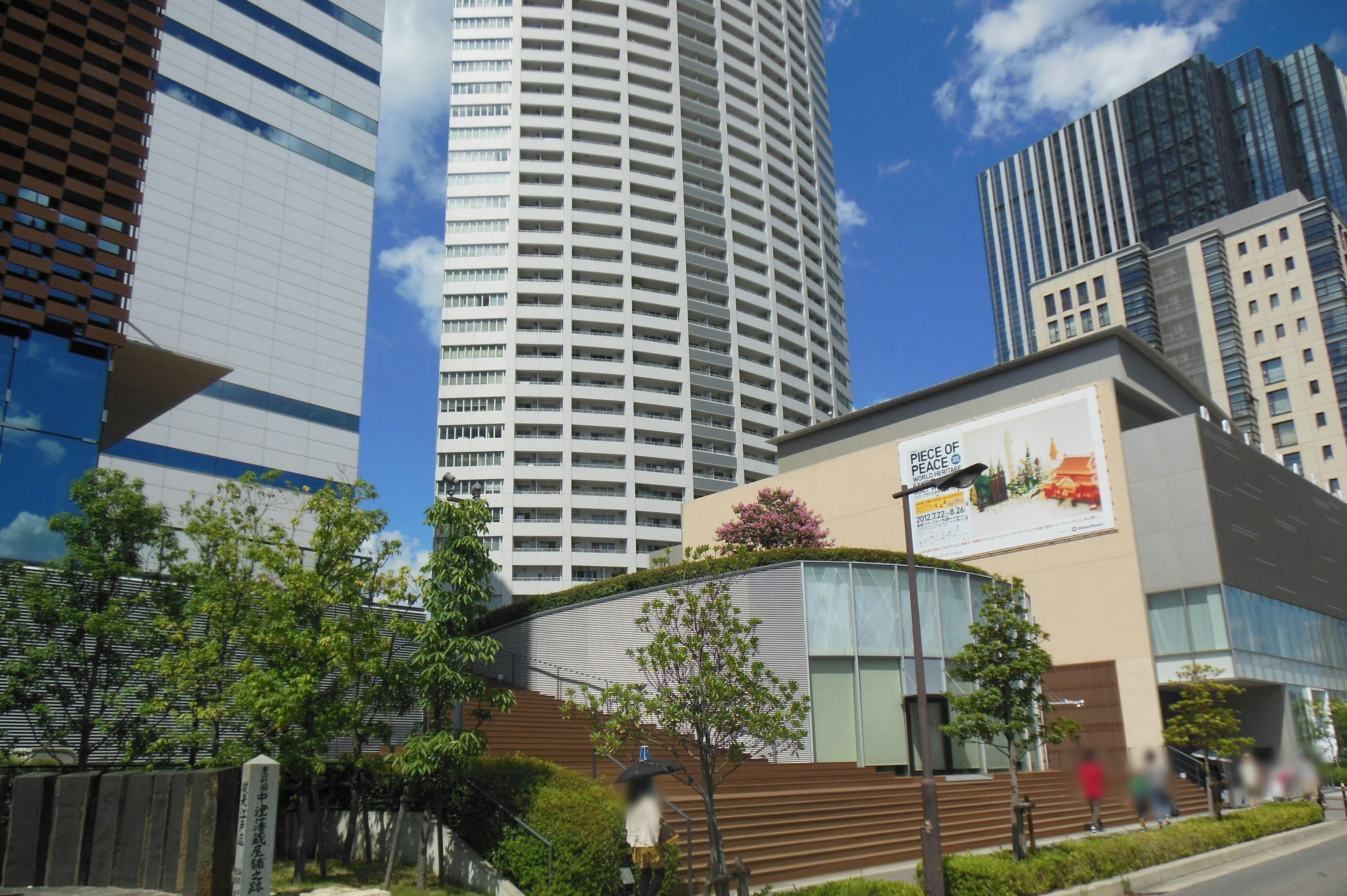 高層ビルと緑豊かな景観のある都市の風景