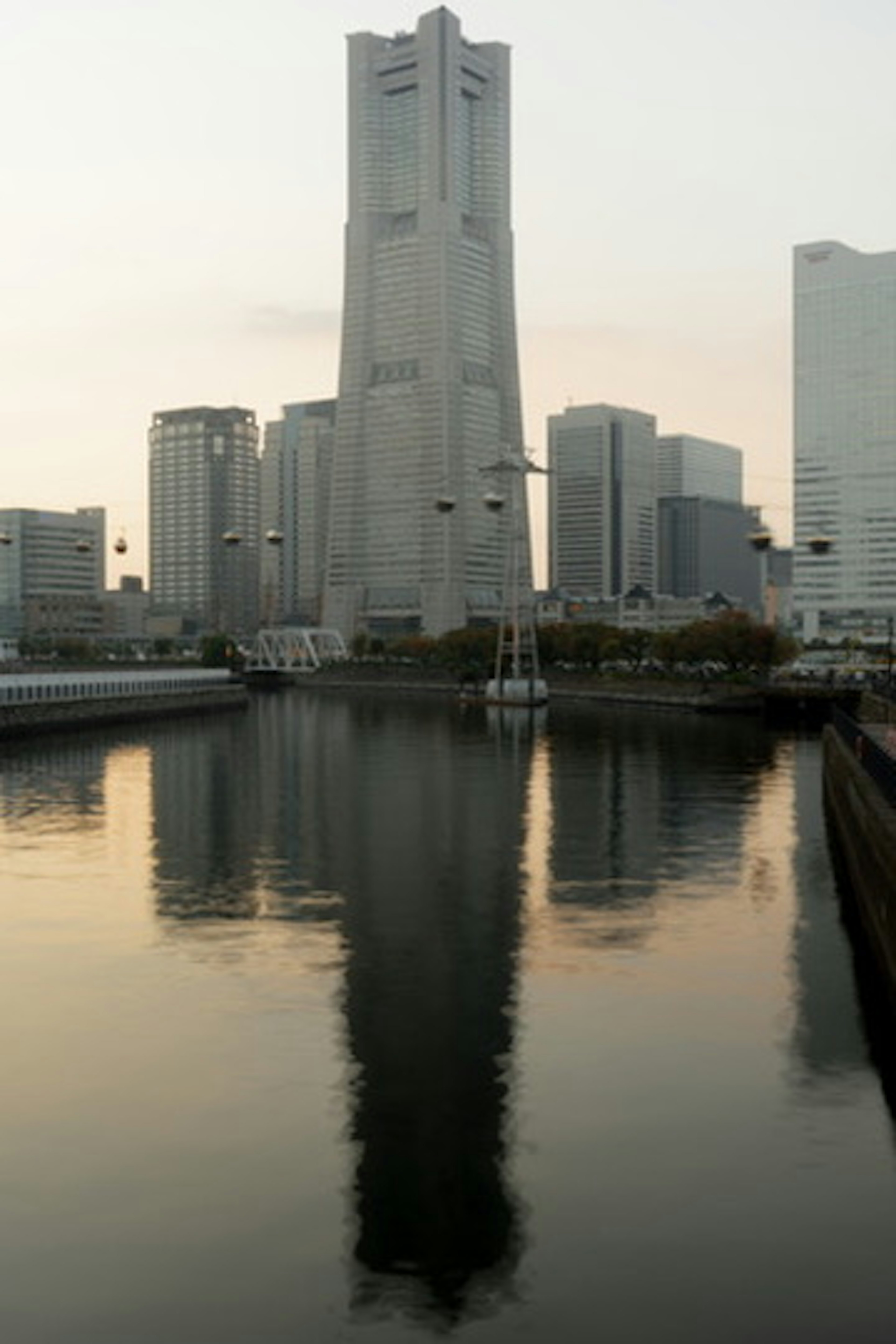 横浜の港にそびえるランドマークタワーの反射が水面に映る景色