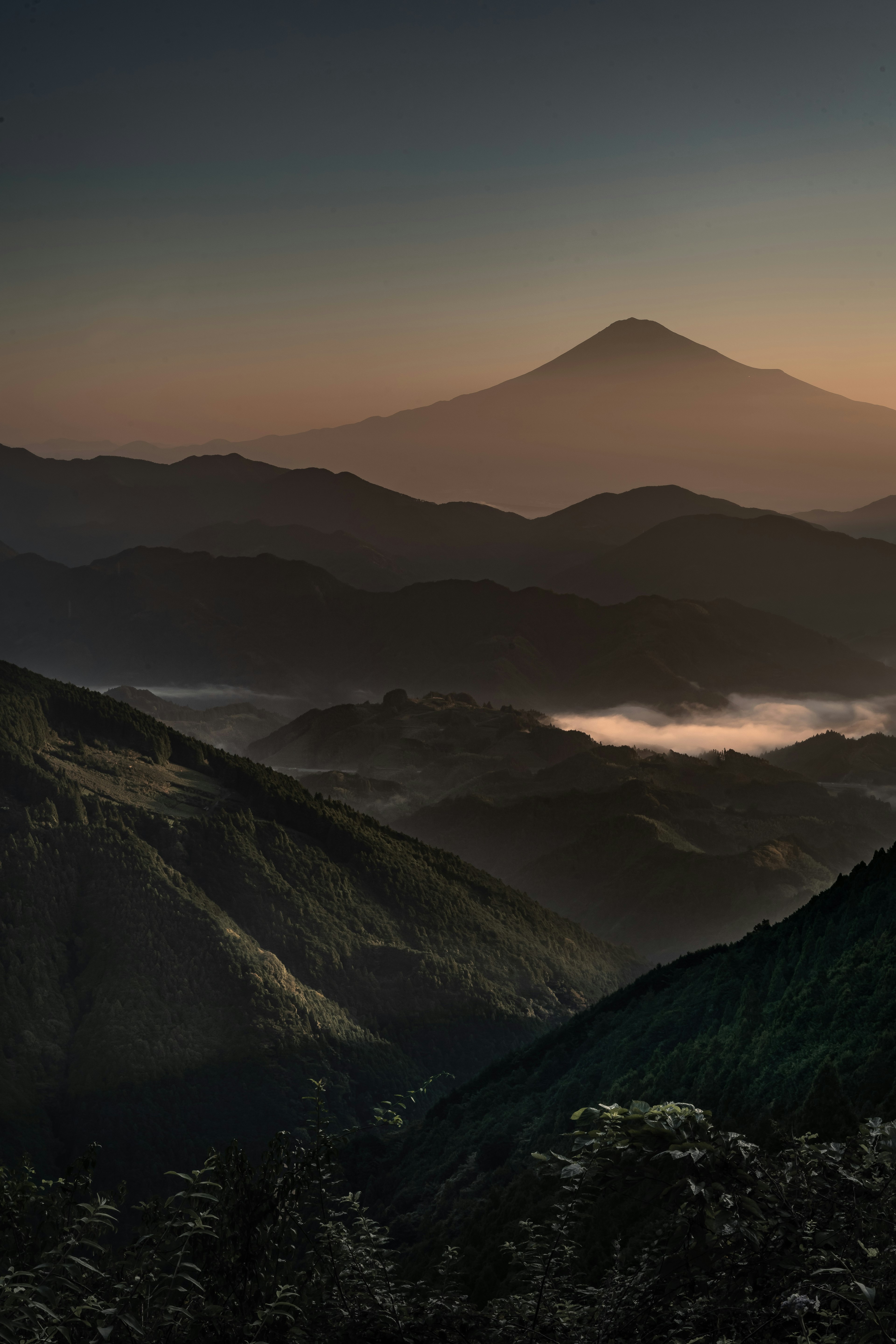 Siluet Gunung Fuji saat senja dengan gunung di sekitarnya