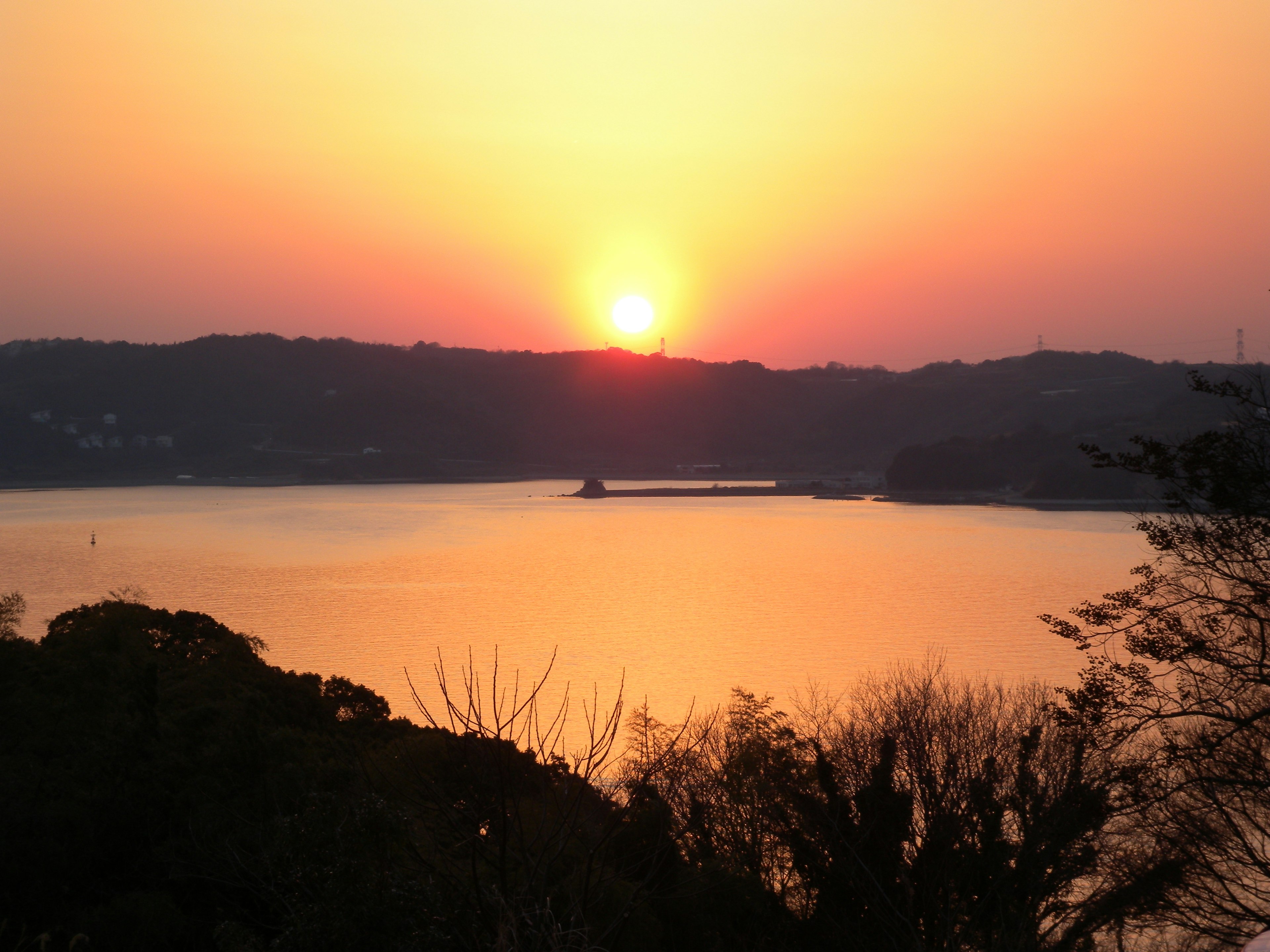 夕日が水面に映る美しい景色