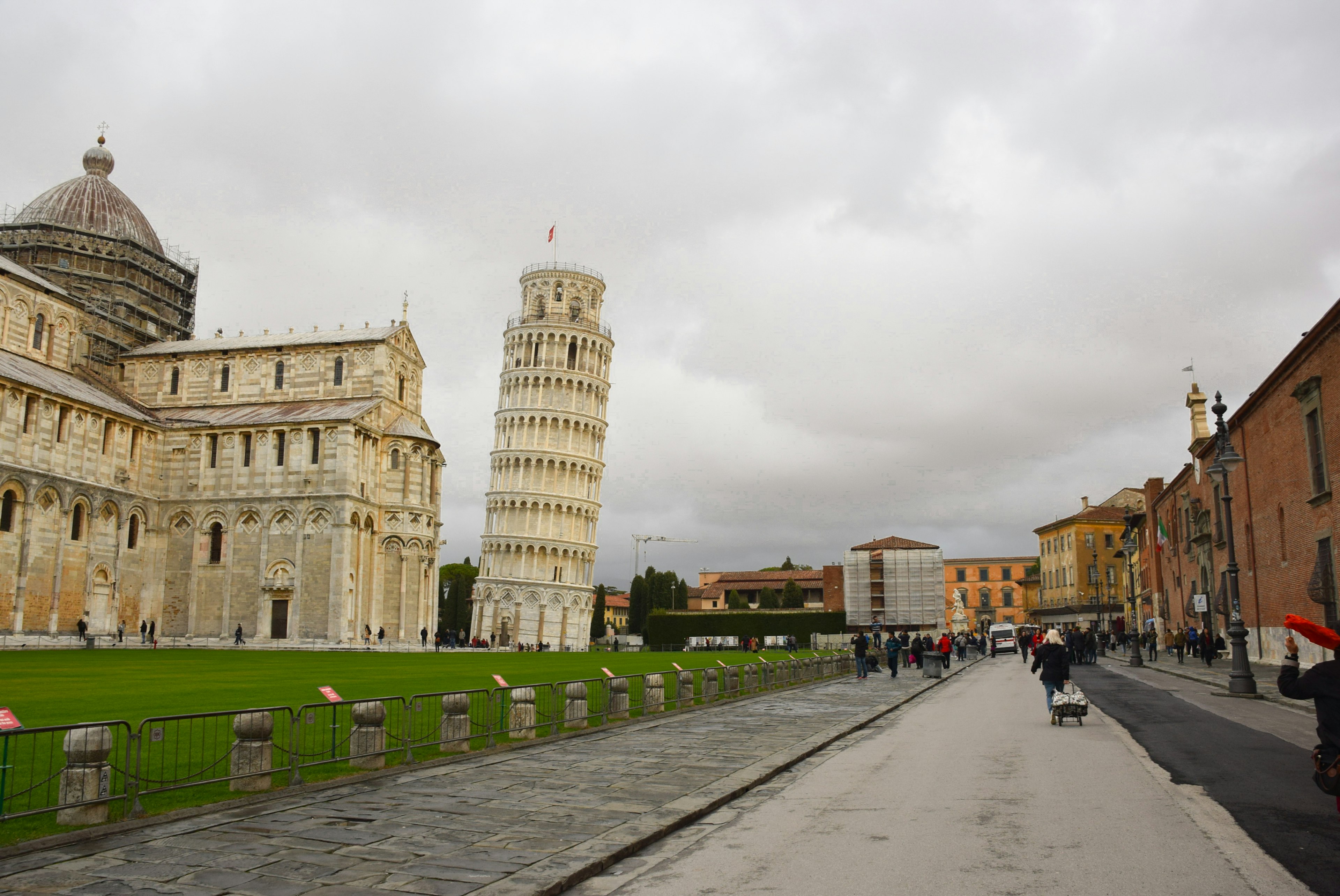 Cảnh quan của Tháp Nghiêng Pisa và các tòa nhà xung quanh