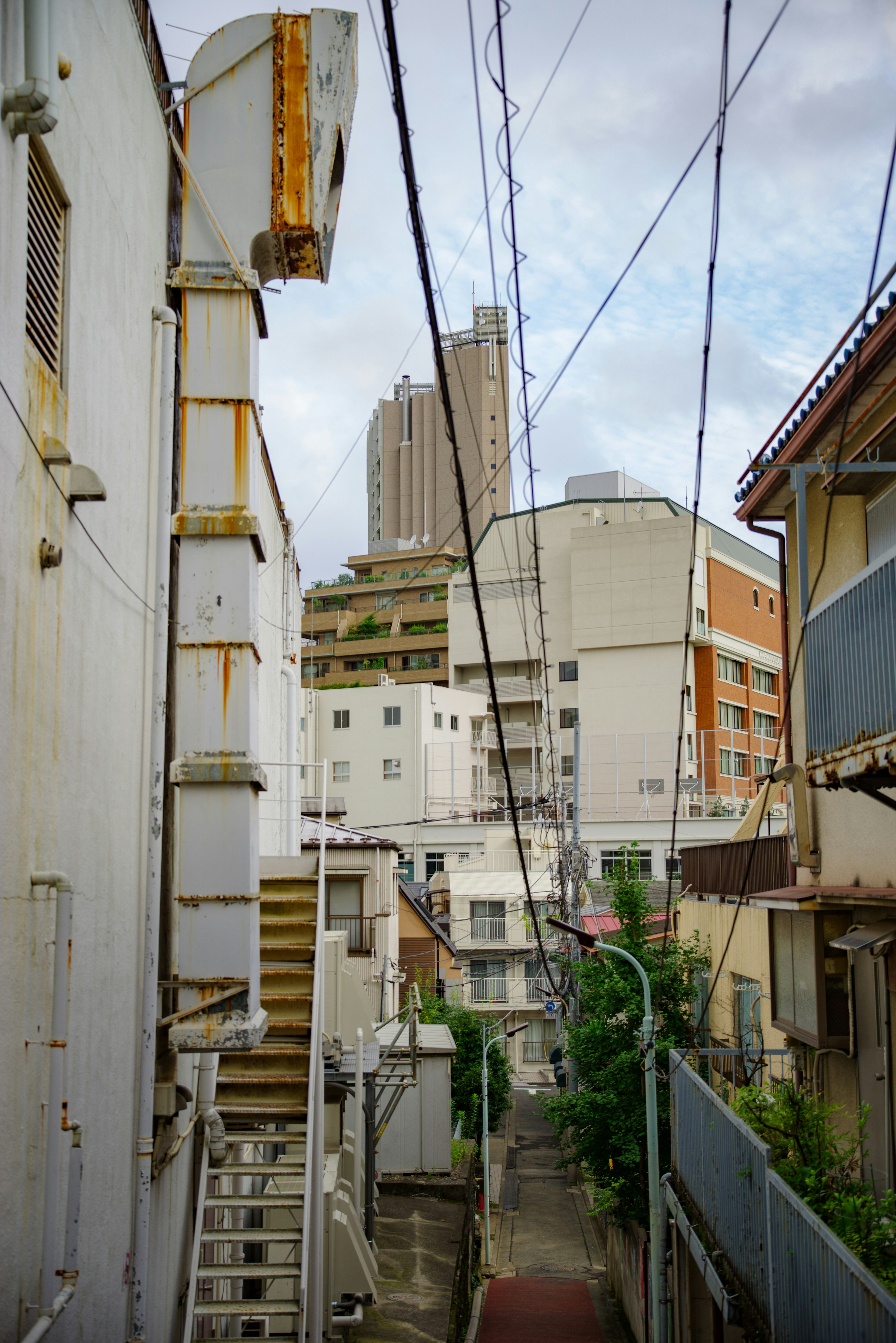 狭窄的巷道和城市环境中的高层建筑可见