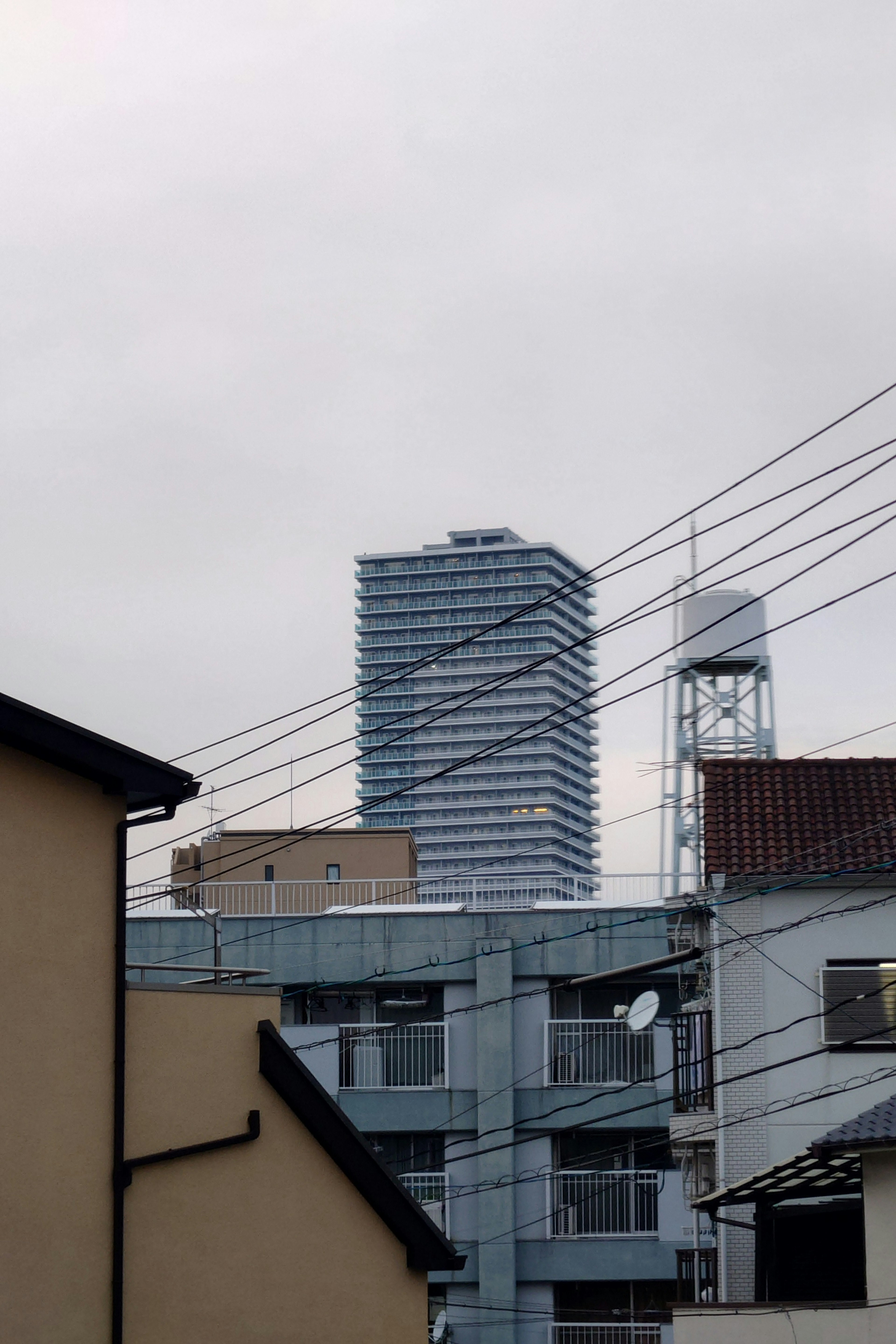 Image de bâtiments urbains sous un ciel nuageux