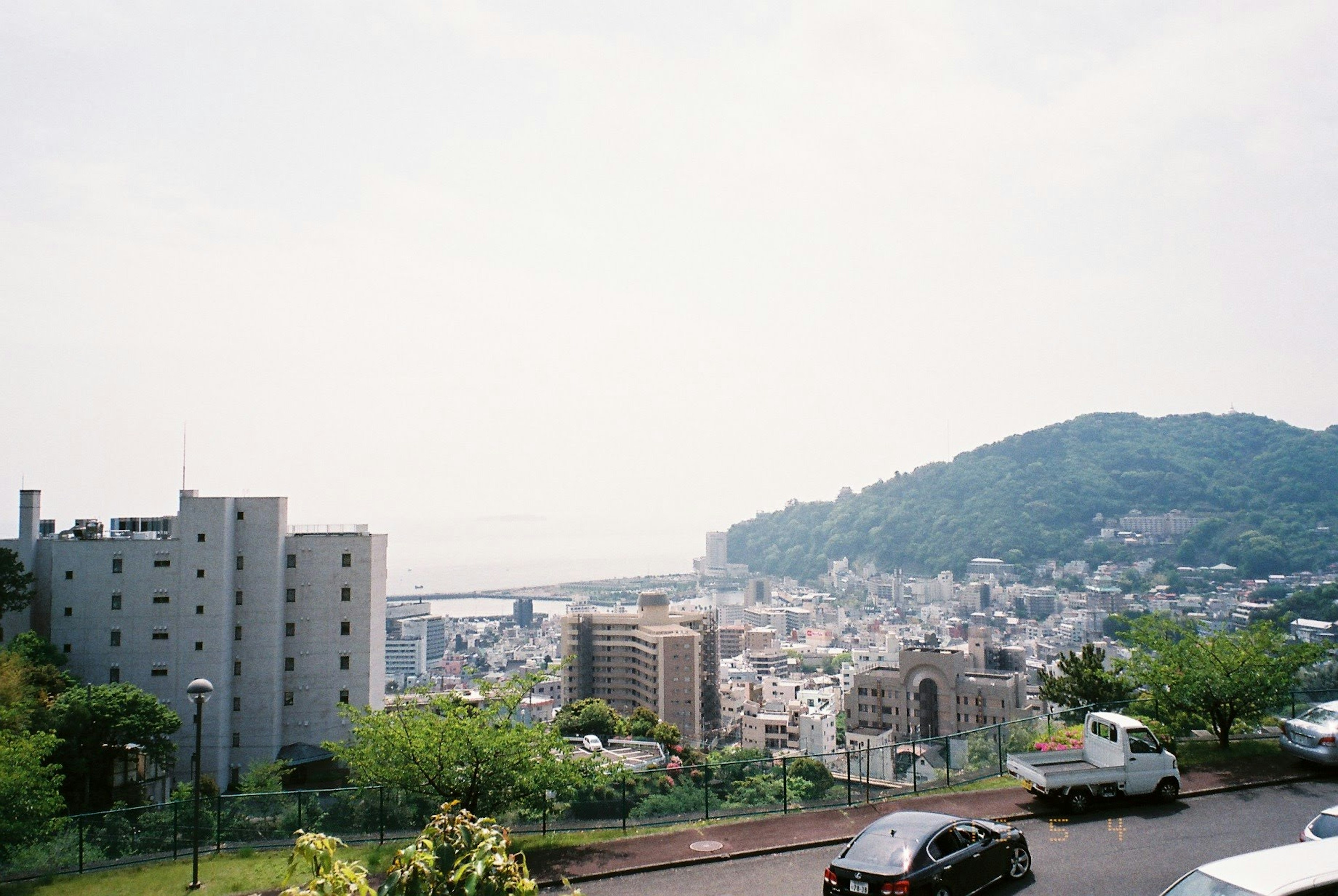 산과 바다가 보이는 도시 풍경