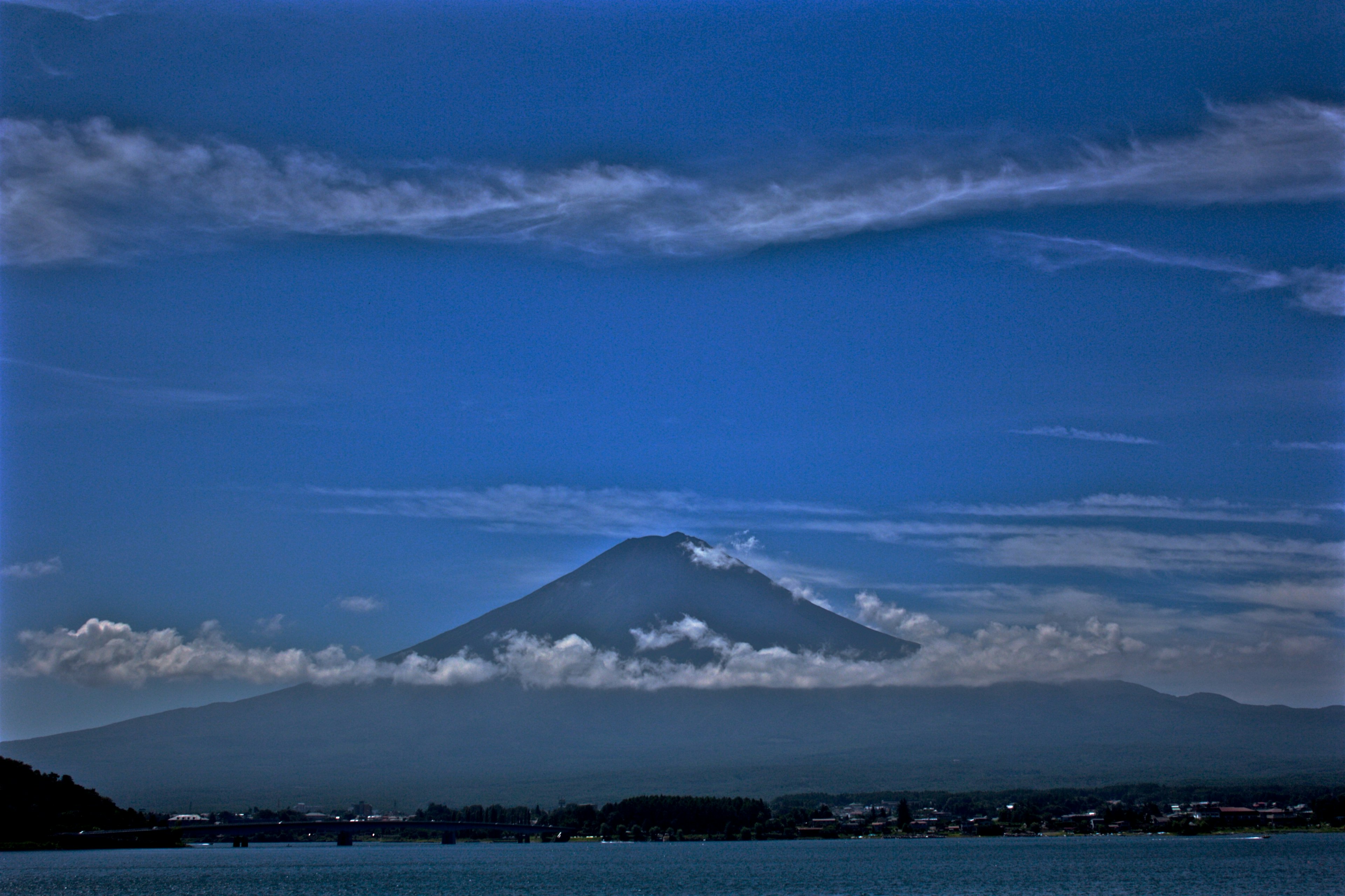 富士山的壯麗景色，被藍天和雲彩環繞