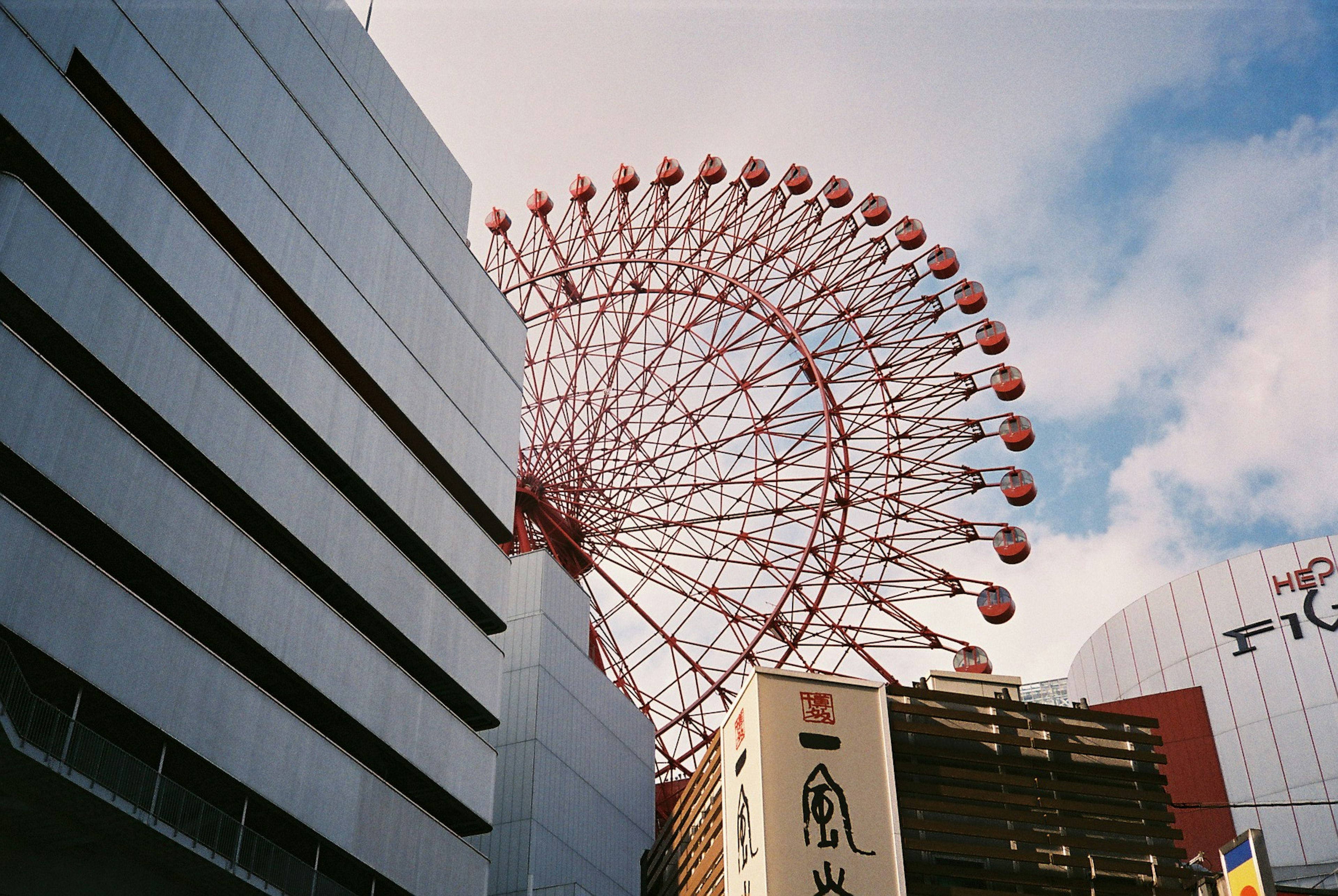 城市风景中有一个大摩天轮