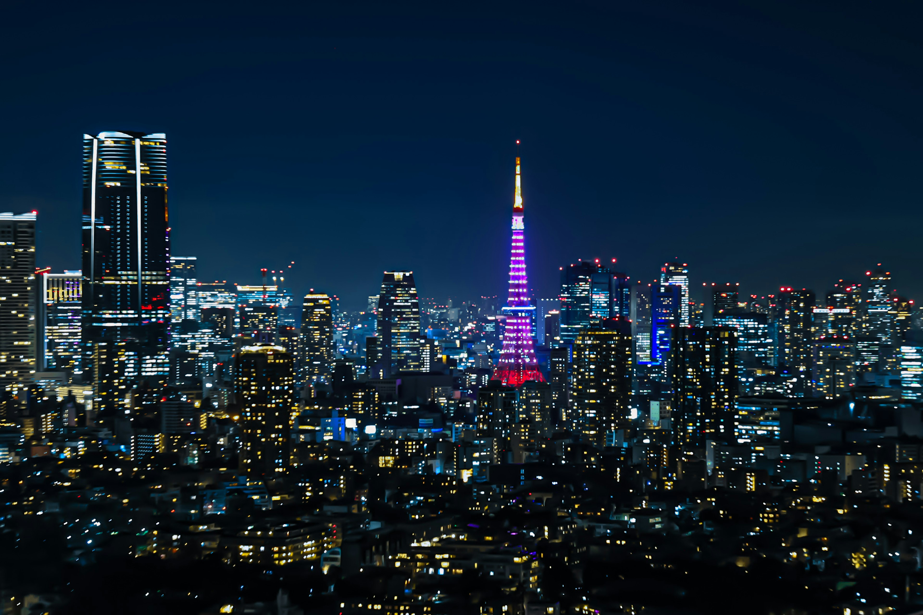 東京タワーが夜景に映える美しい都市のスカイライン