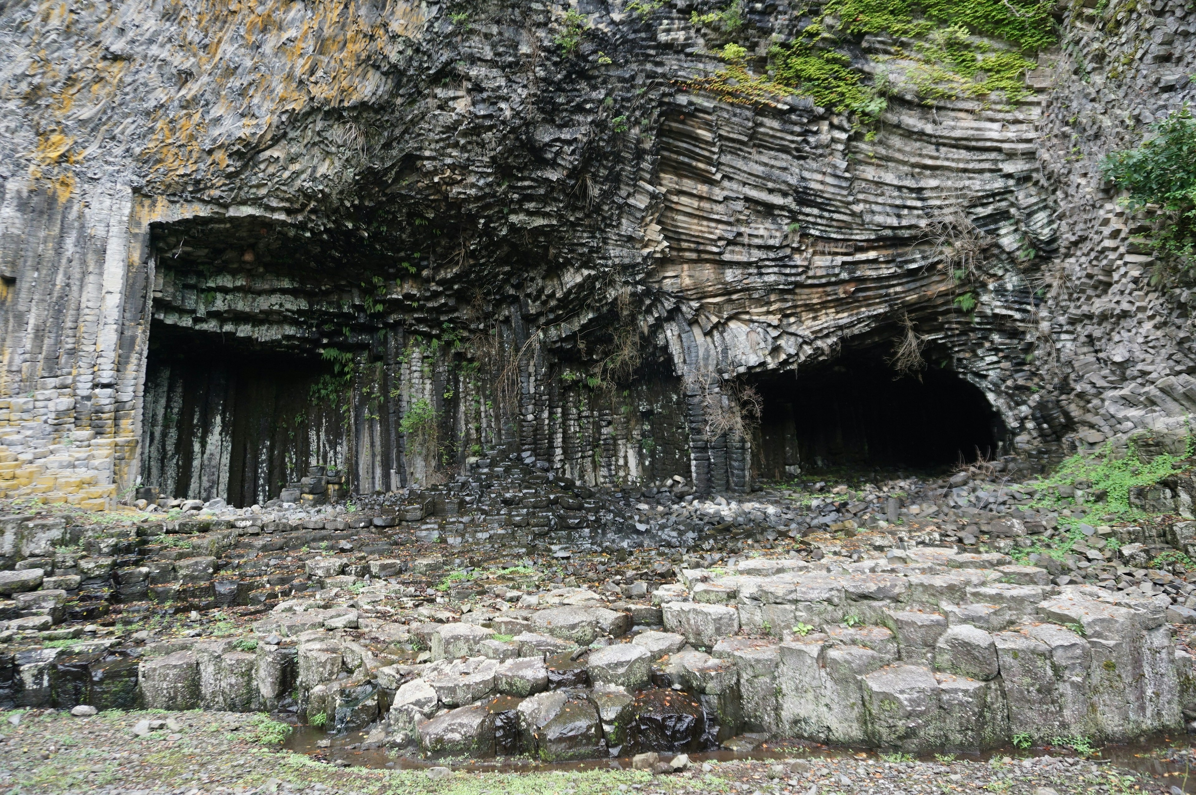 Cavernes naturelles et formations rocheuses en couches