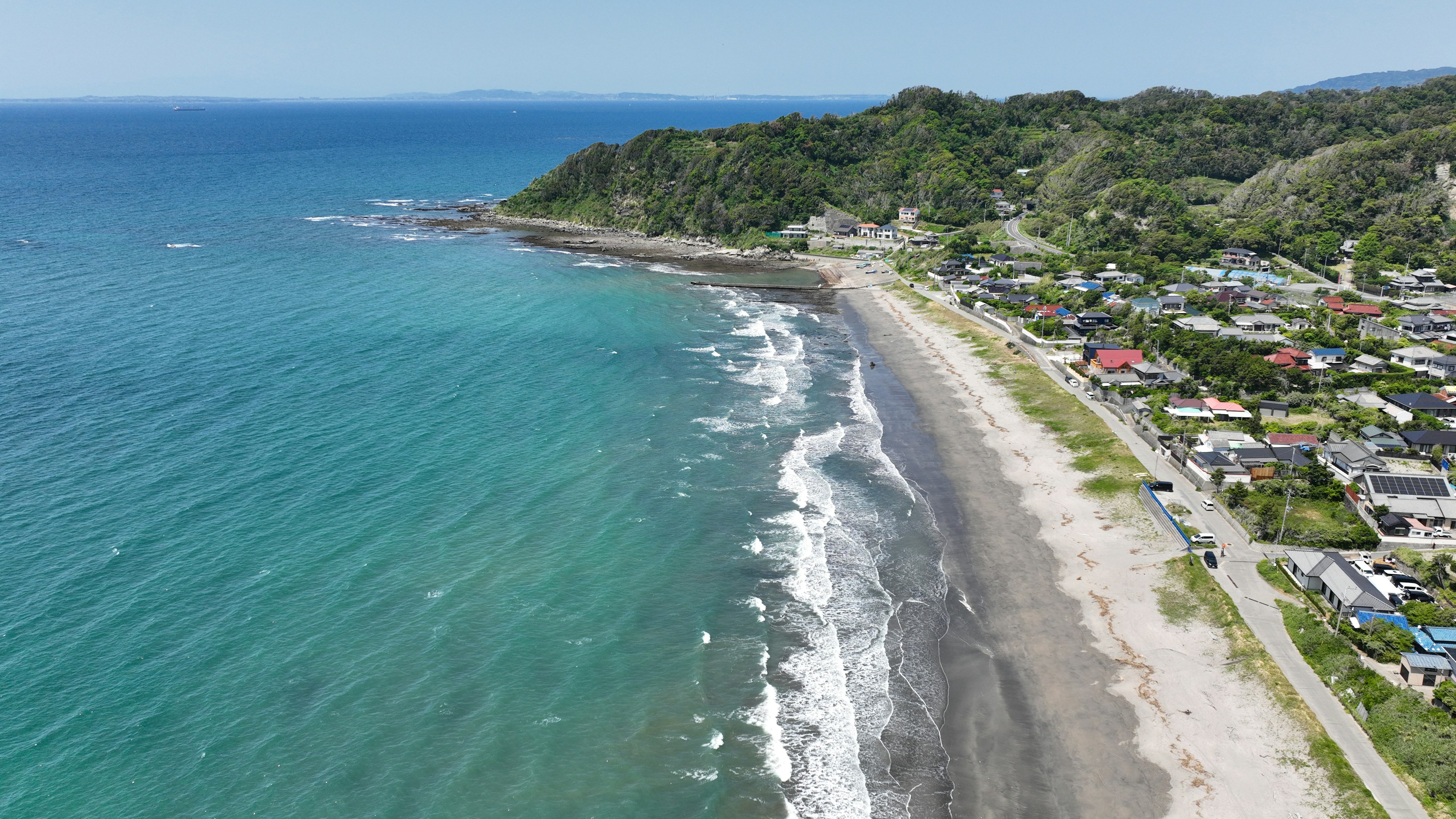 ทิวทัศน์ชายหาดที่สวยงามด้วยชายฝั่งและมหาสมุทรสีน้ำเงิน