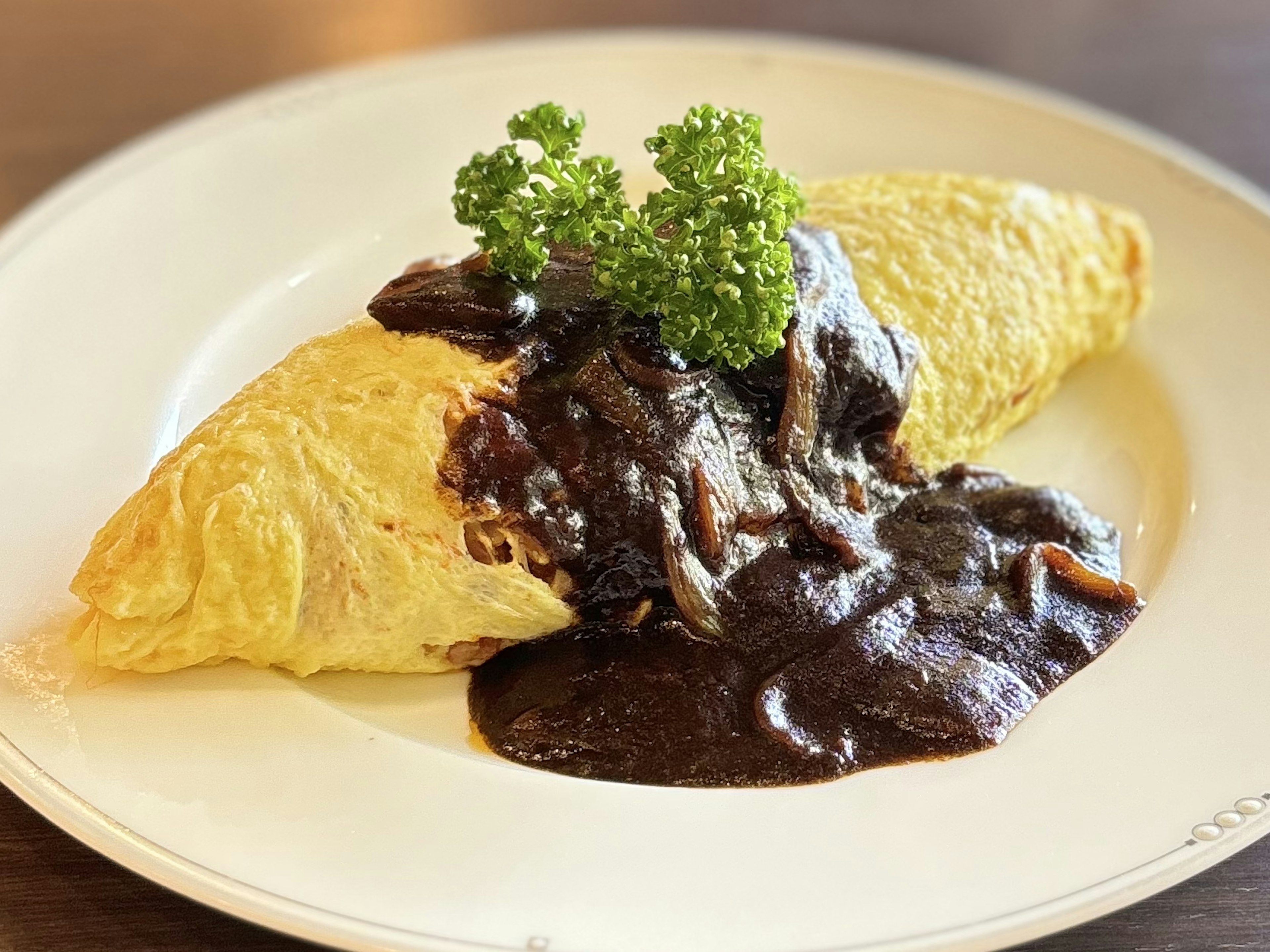 Bild eines Omelette-Reisgerichts mit Demi-Glace-Sauce