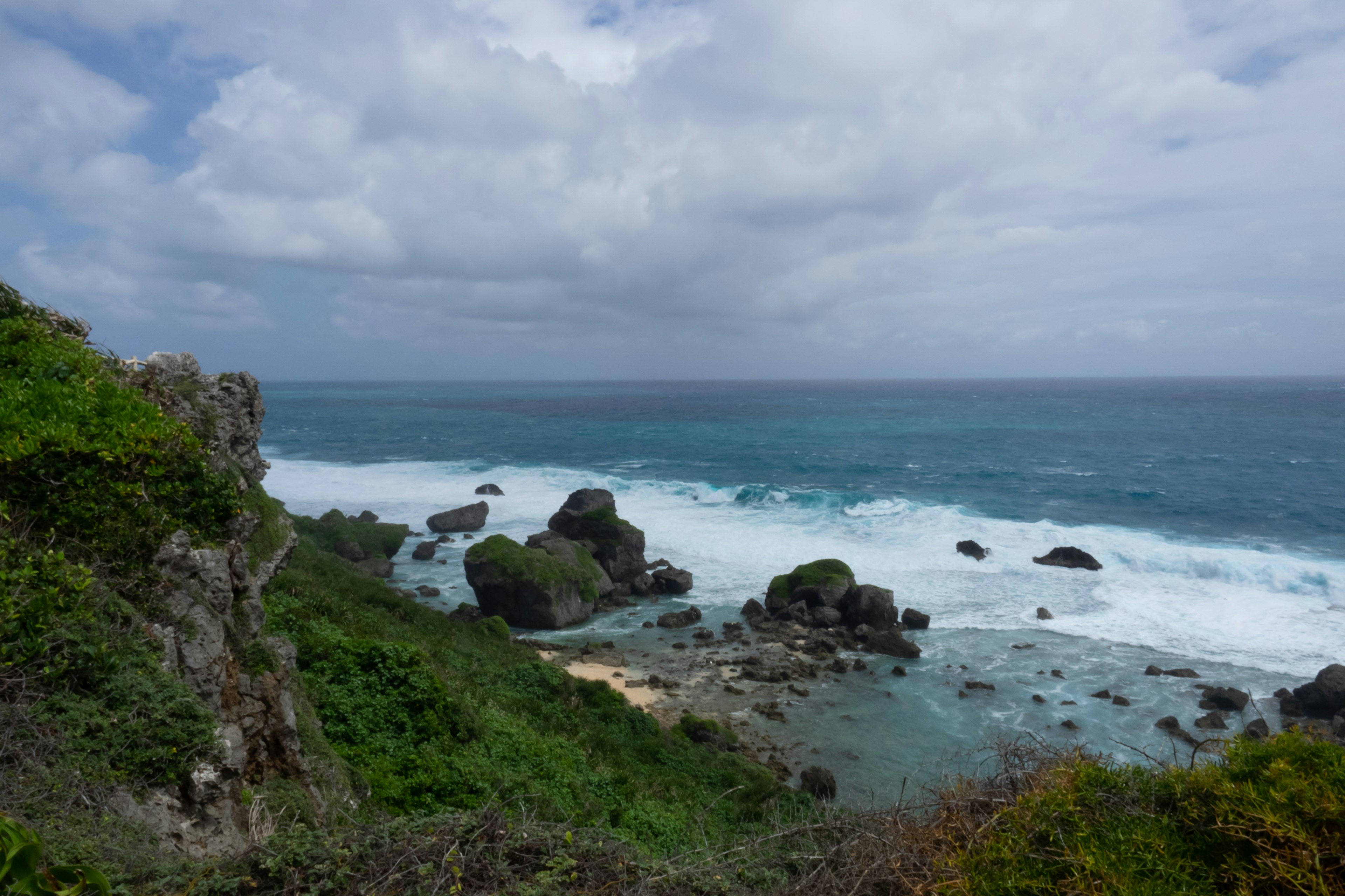 風景如畫的海岸景觀，岩石和海浪