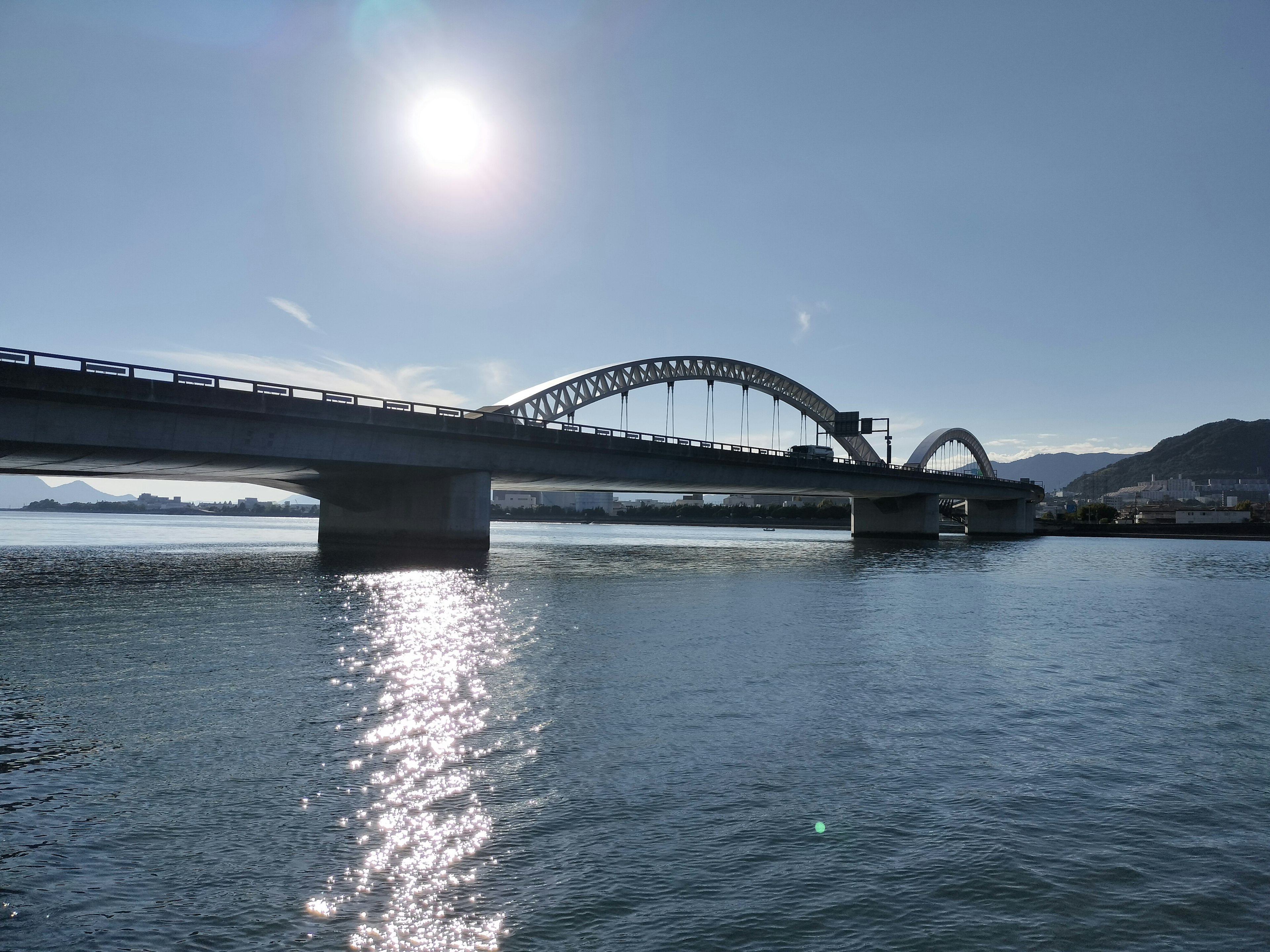 Hermosa vista de un puente con reflejos en el agua